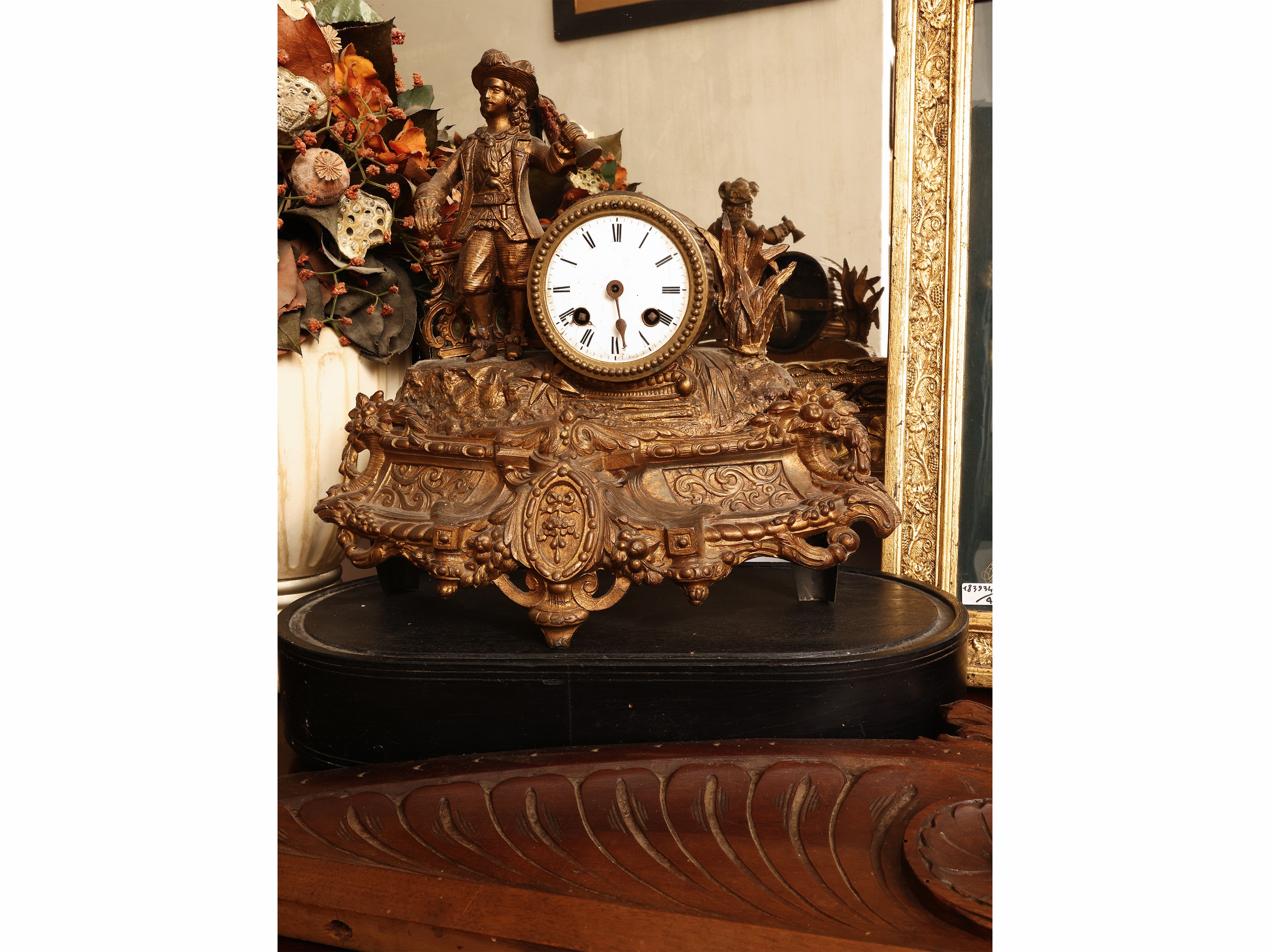 Accessori decorativi d’epoca, incisione su ottone e fregio in noce