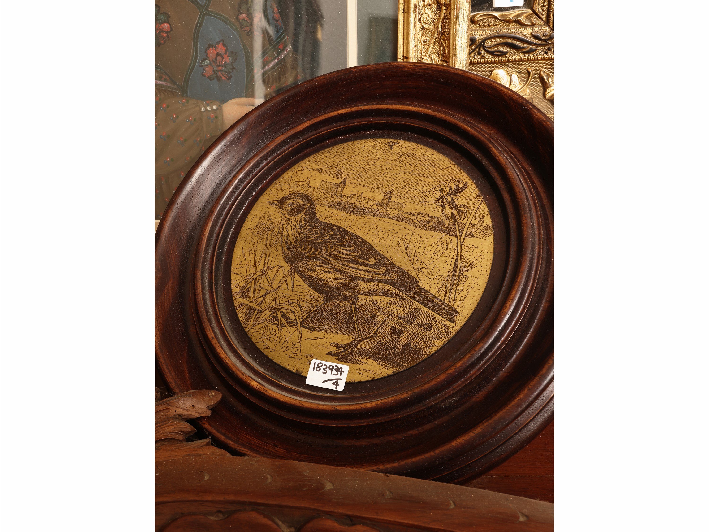 Accessori decorativi d’epoca, incisione su ottone e fregio in noce