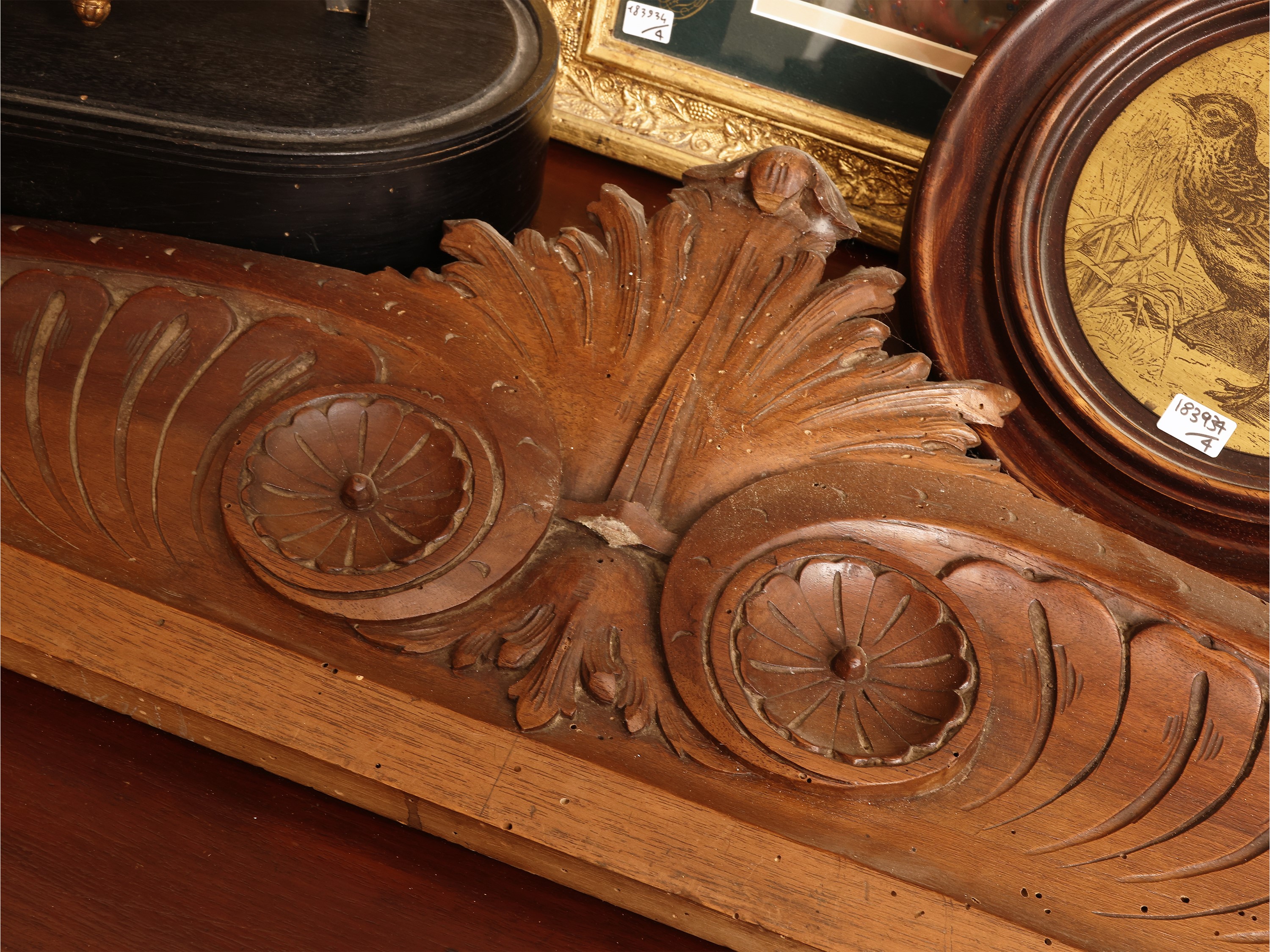 Accessori decorativi d’epoca, incisione su ottone e fregio in noce