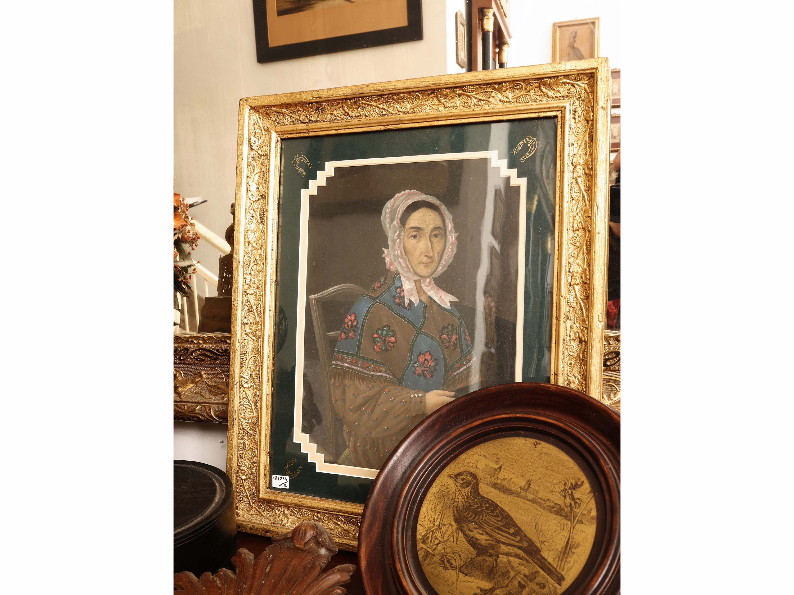 Accessori decorativi d’epoca, incisione su ottone e fregio in noce