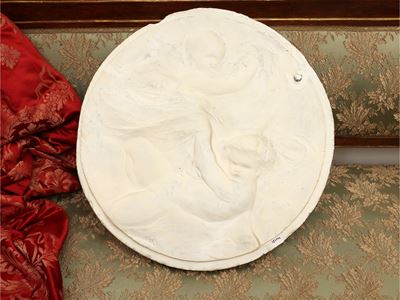 Tondo a bassorilievo in gesso con amorini, diametro 50 cm (inizio XX secolo)