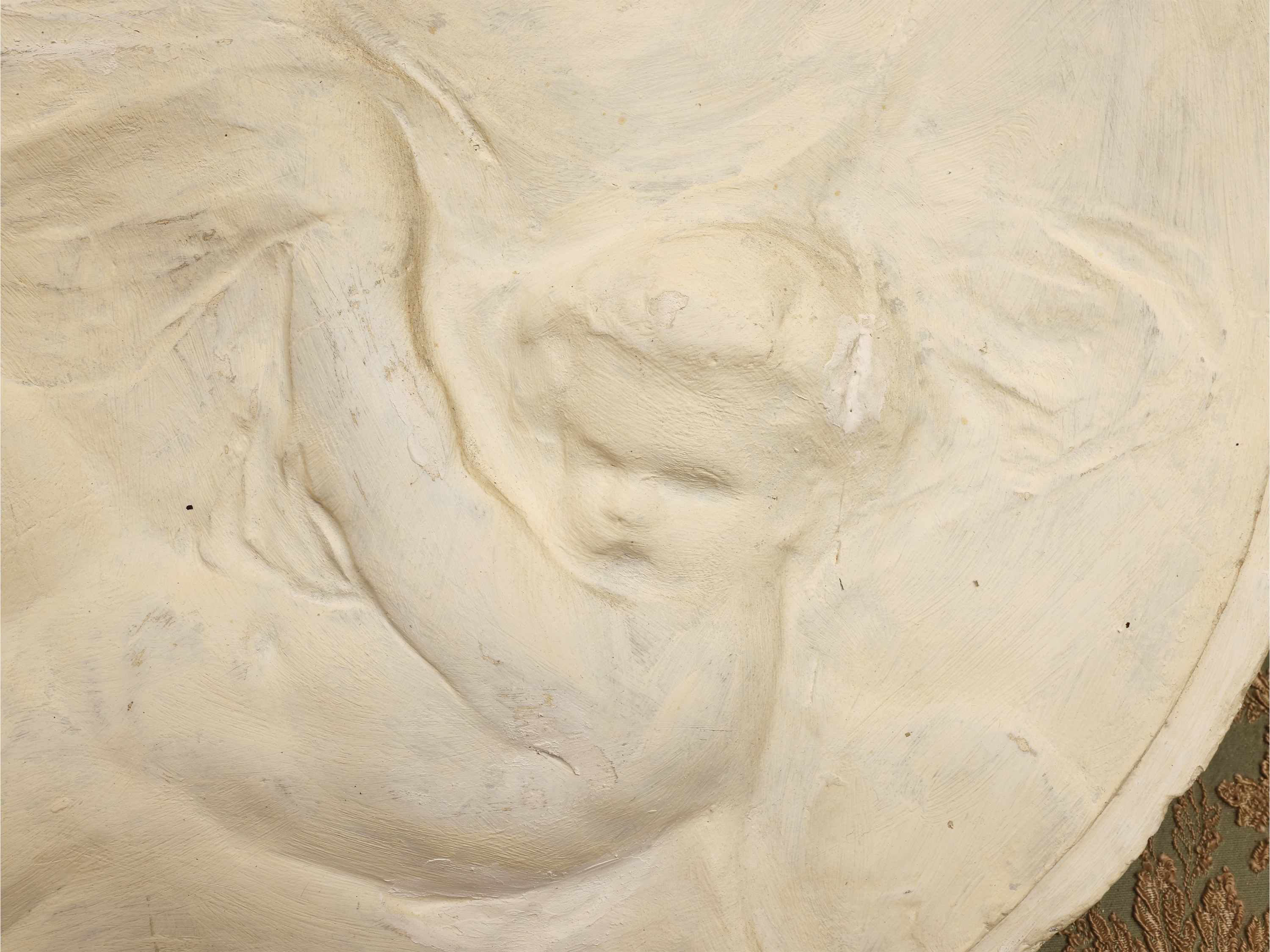 Inizio del XX secolo, Tondo a bassorilievo in gesso raffigurante amorini