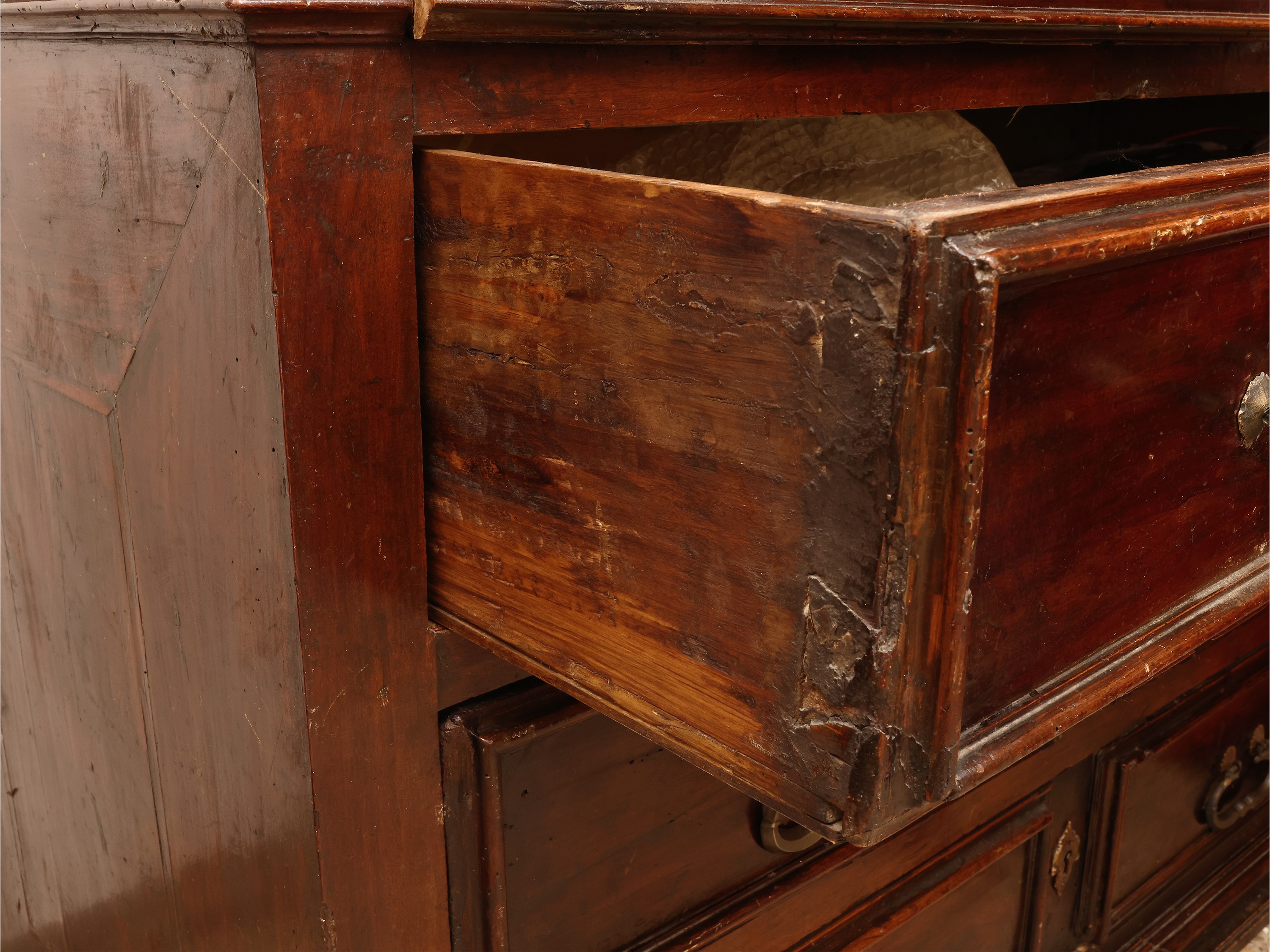 Cassettone in noce, piano a becco di civetta e tre cassetti, XVII/XVIII secolo
