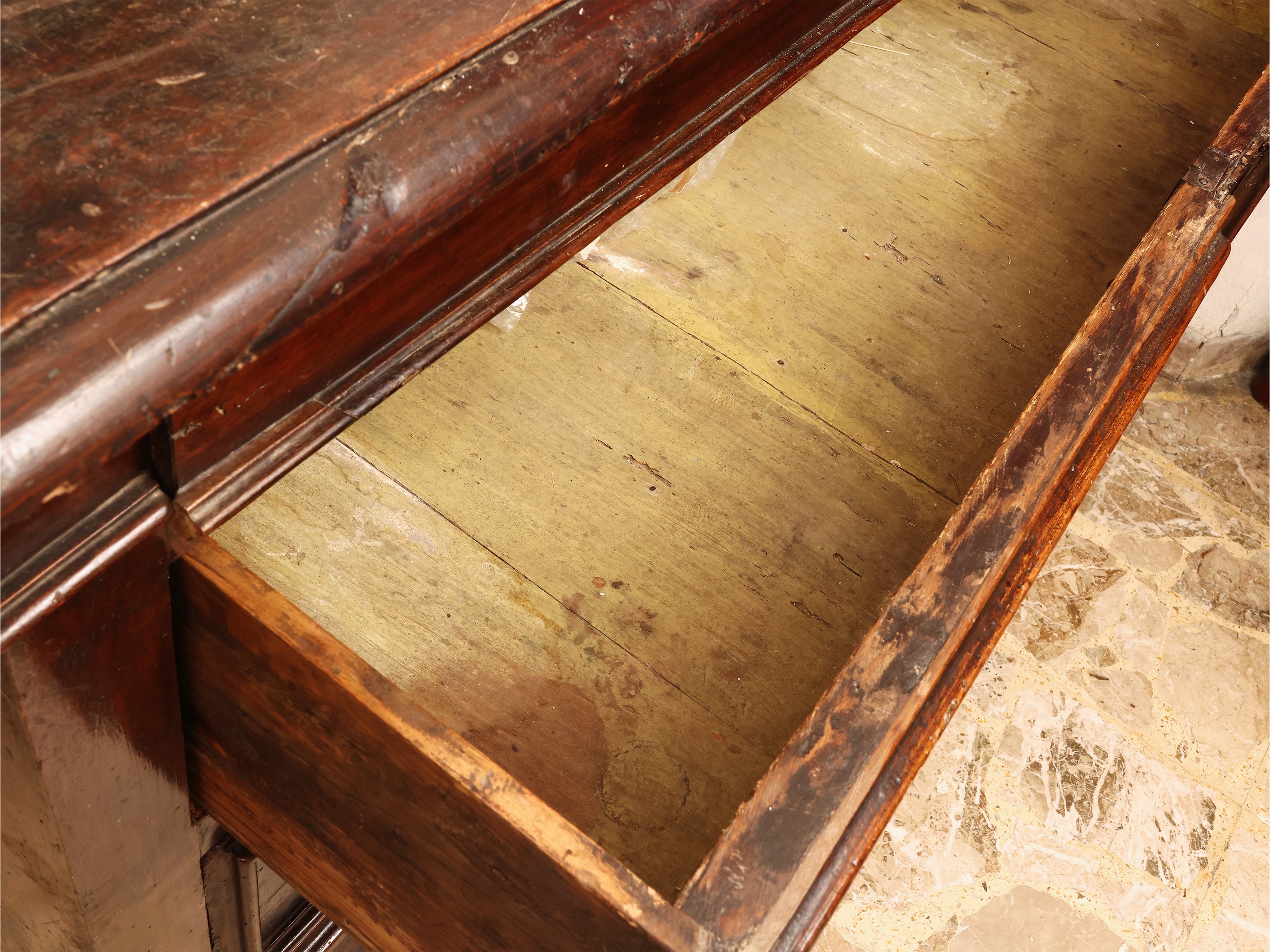 Cassettone in noce, piano a becco di civetta e tre cassetti, XVII/XVIII secolo