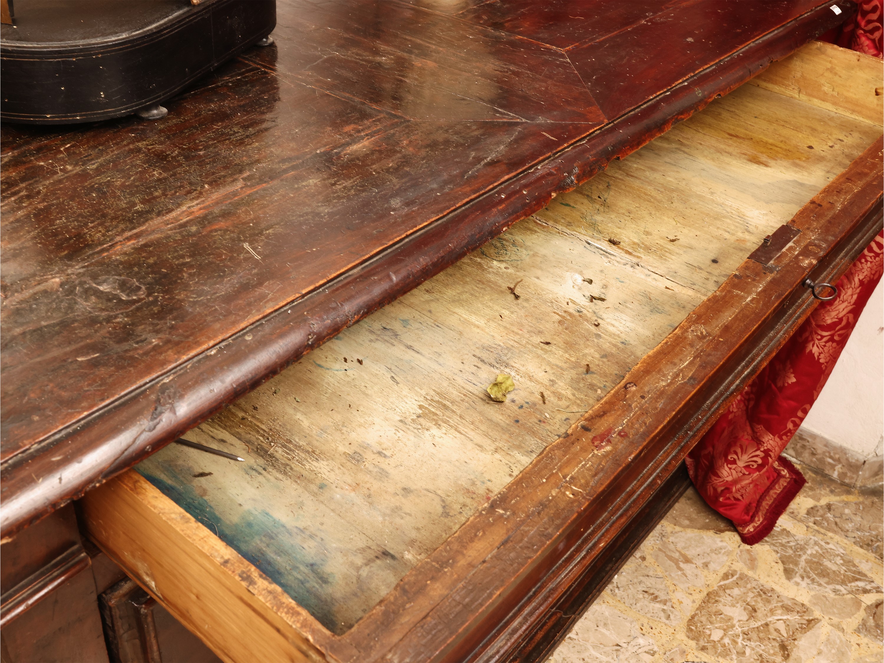Cassettone in noce, piano a becco di civetta e tre cassetti, XVII/XVIII secolo