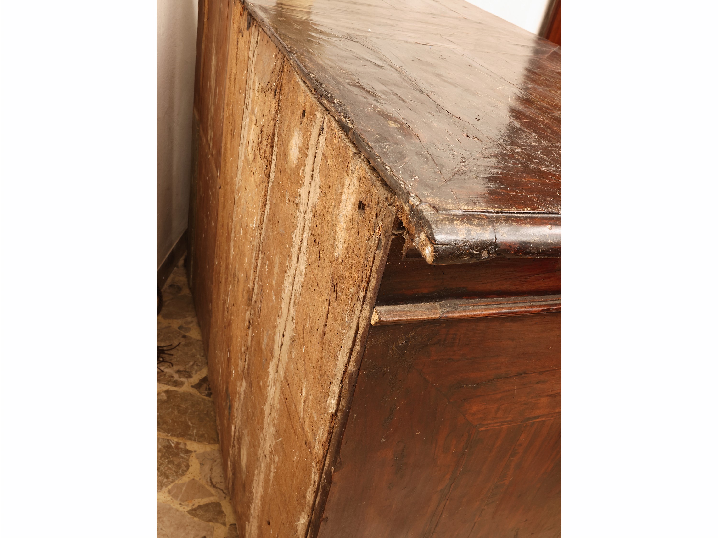 Cassettone in noce, piano a becco di civetta e tre cassetti, XVII/XVIII secolo