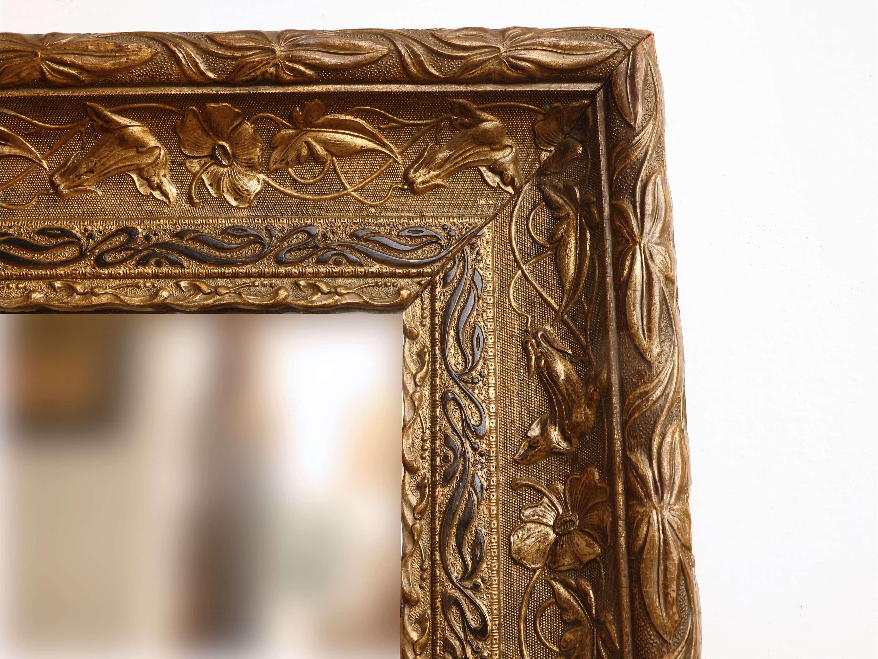 Specchiera, cornice in legno a pastiglia dorata con motivi floreali (Art Nouveau), inizio XX seco...
