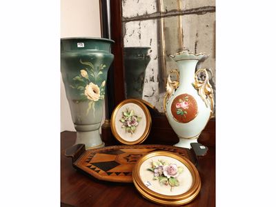 Accessori d’arredo, vassoio intarsiato con vasi e tondi decorativi in porcellana e metallo