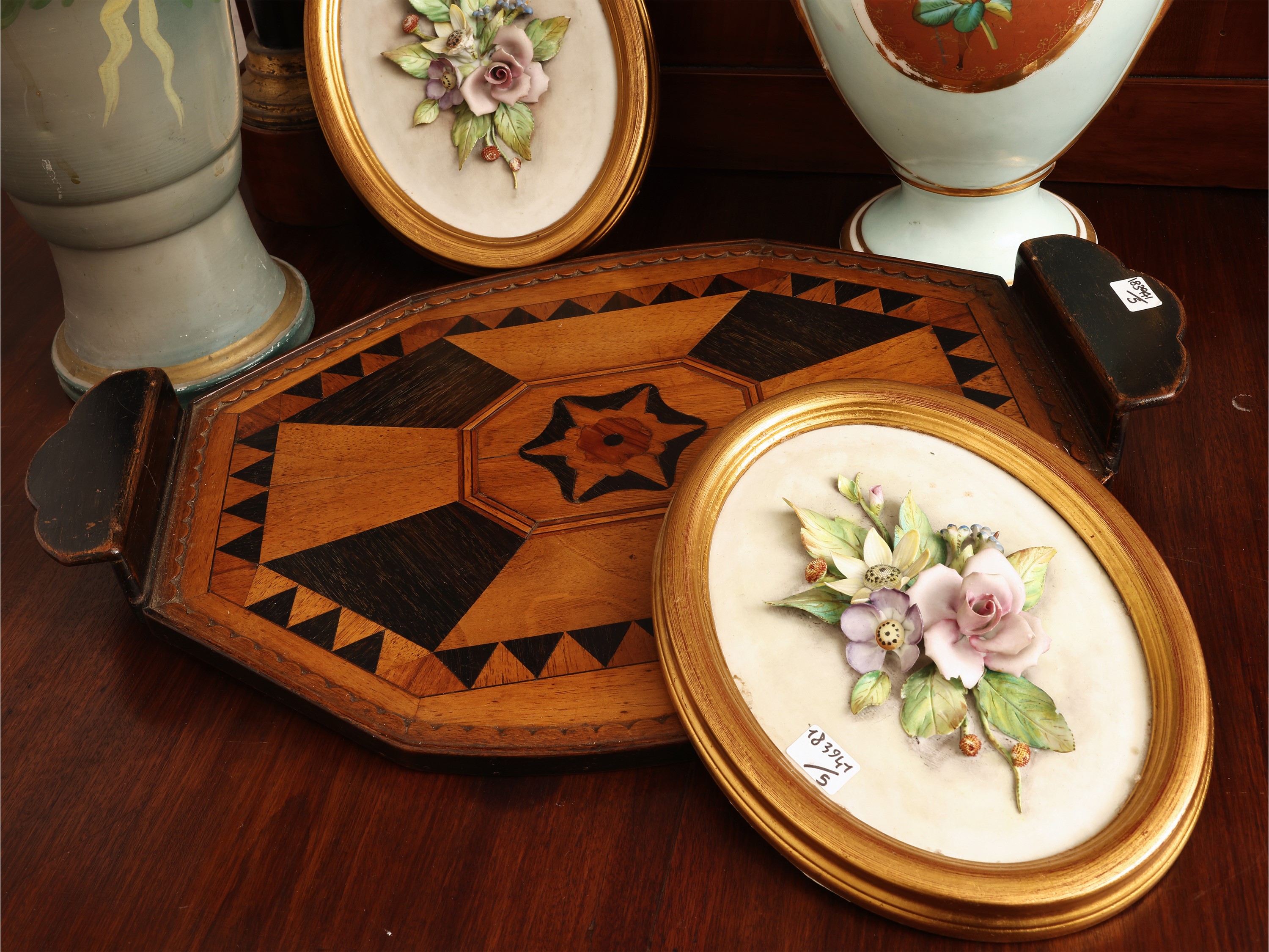 Accessori d’arredo, vassoio intarsiato e composizioni floreali con porcellane e metalli laccati