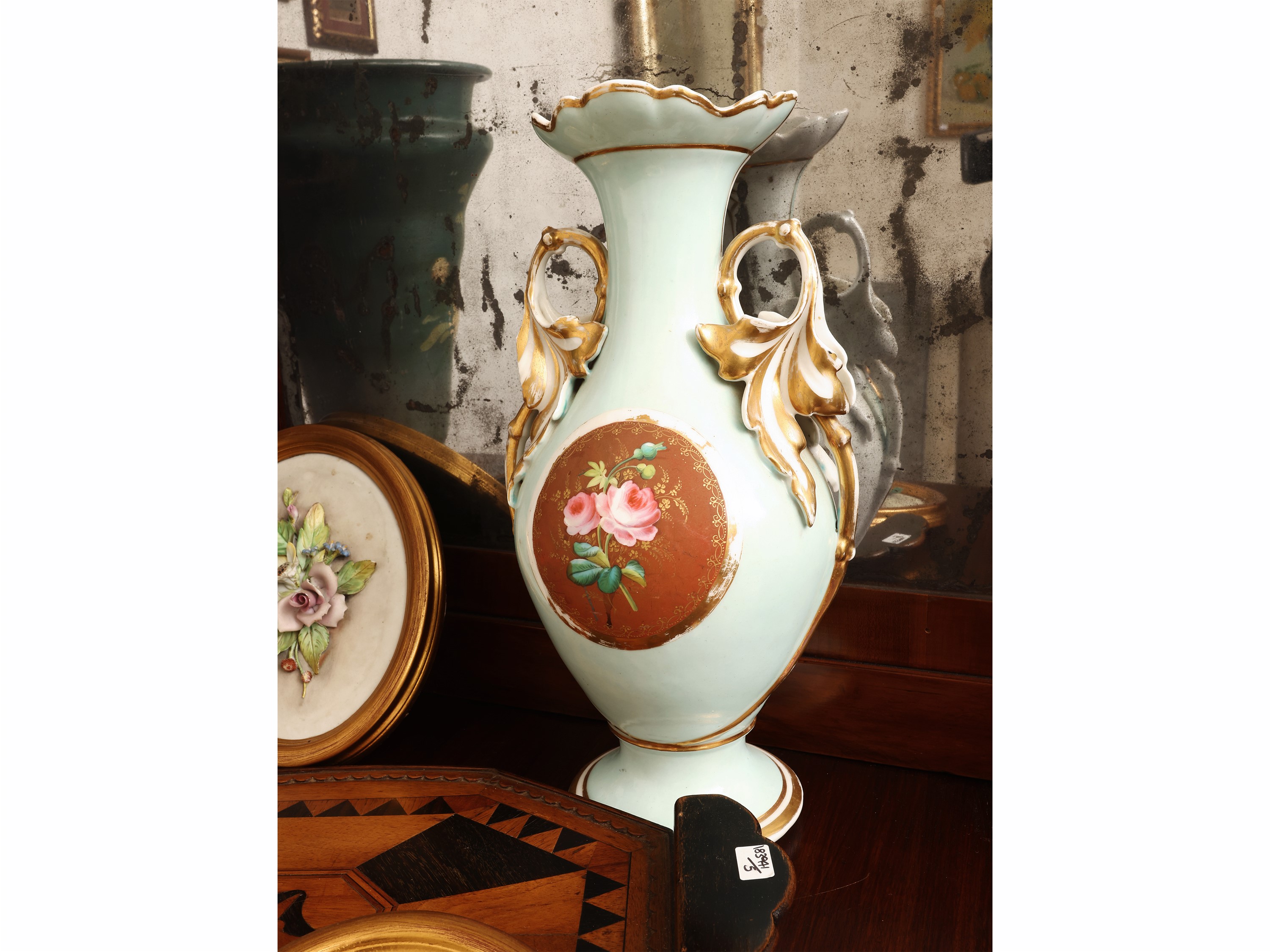 Accessori d’arredo, vassoio intarsiato e composizioni floreali con porcellane e metalli laccati