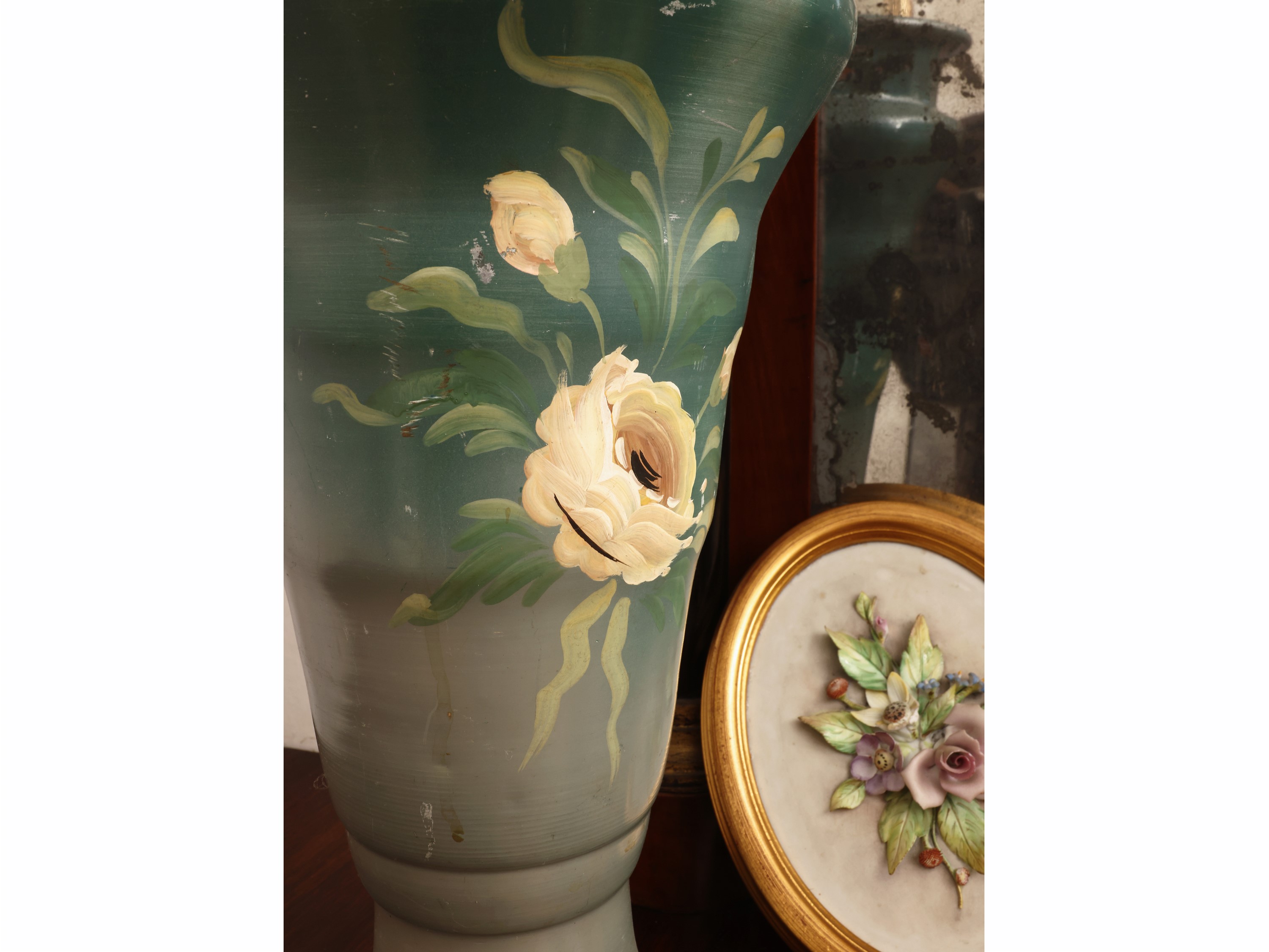 Accessori d’arredo, vassoio intarsiato e composizioni floreali con porcellane e metalli laccati
