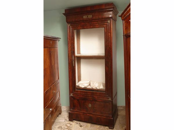 Showcase veneered in mahogany feather