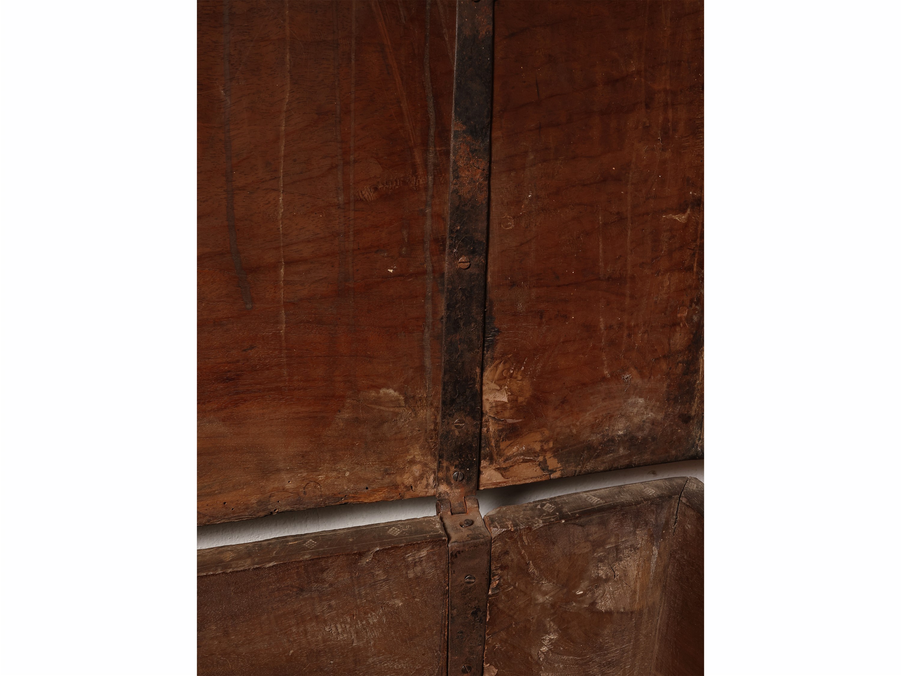 Cassapanca in noce, architetture con formella centrale e base a cornice baccellata (XVII secolo)