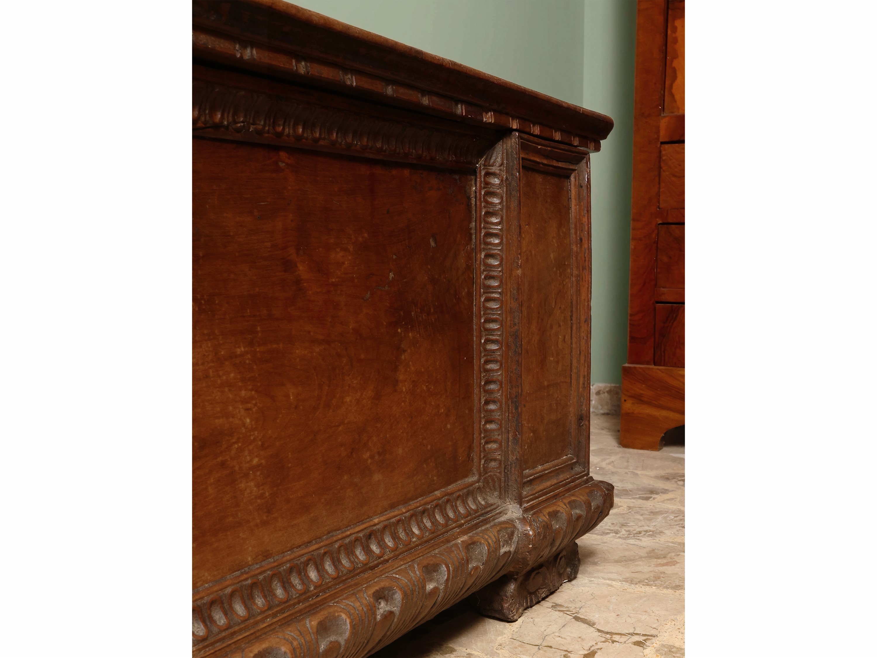 Cassapanca in noce, architetture con formella centrale e base a cornice baccellata (XVII secolo)