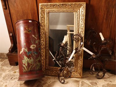 Complementi d’arredo, specchio con cornice in legno dorato, portaombrelli laccato rosso e appliqu...