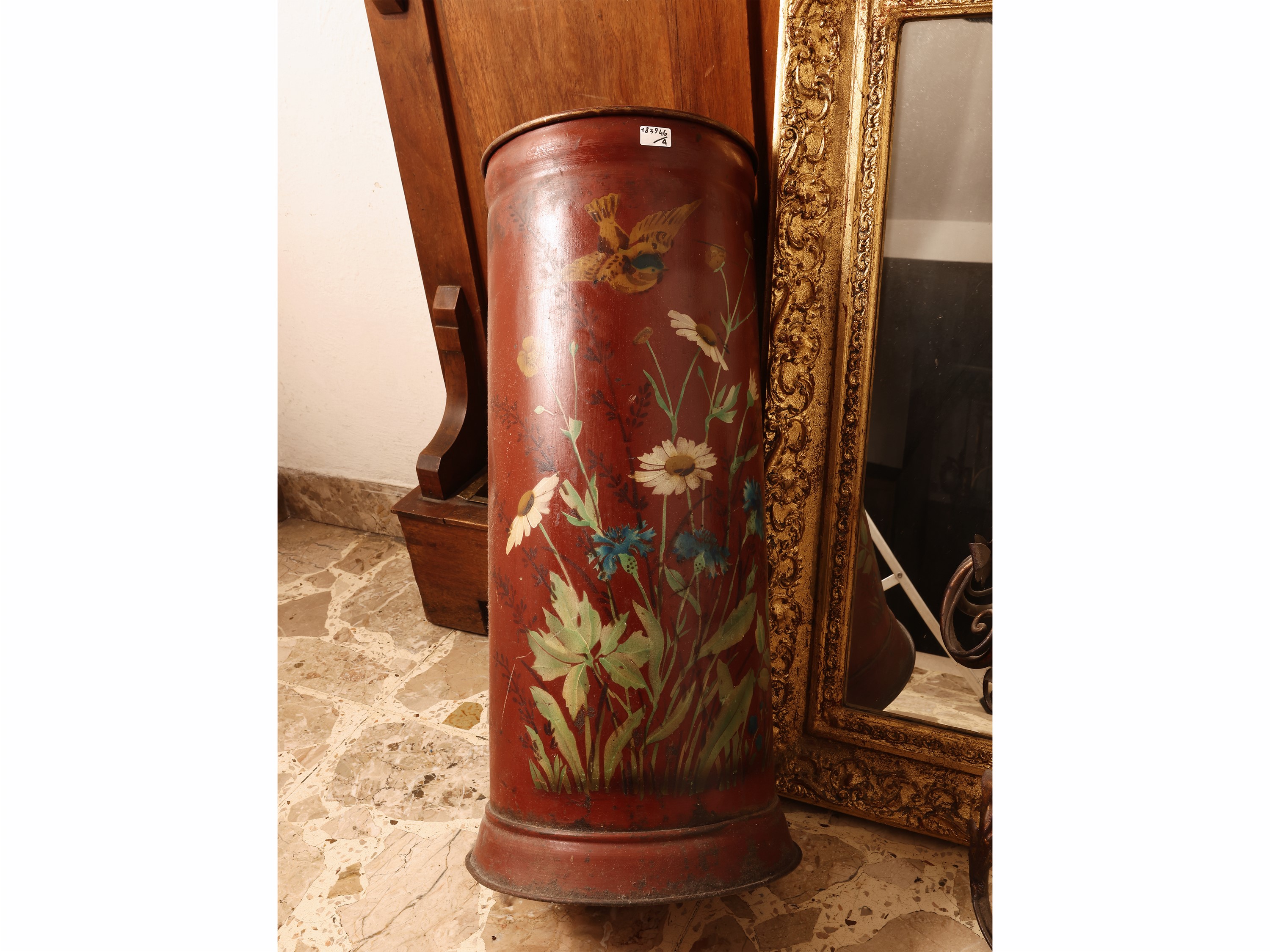 Complementi d’arredo, specchio con cornice in legno dorato, portaombrelli laccato rosso e appliqu...