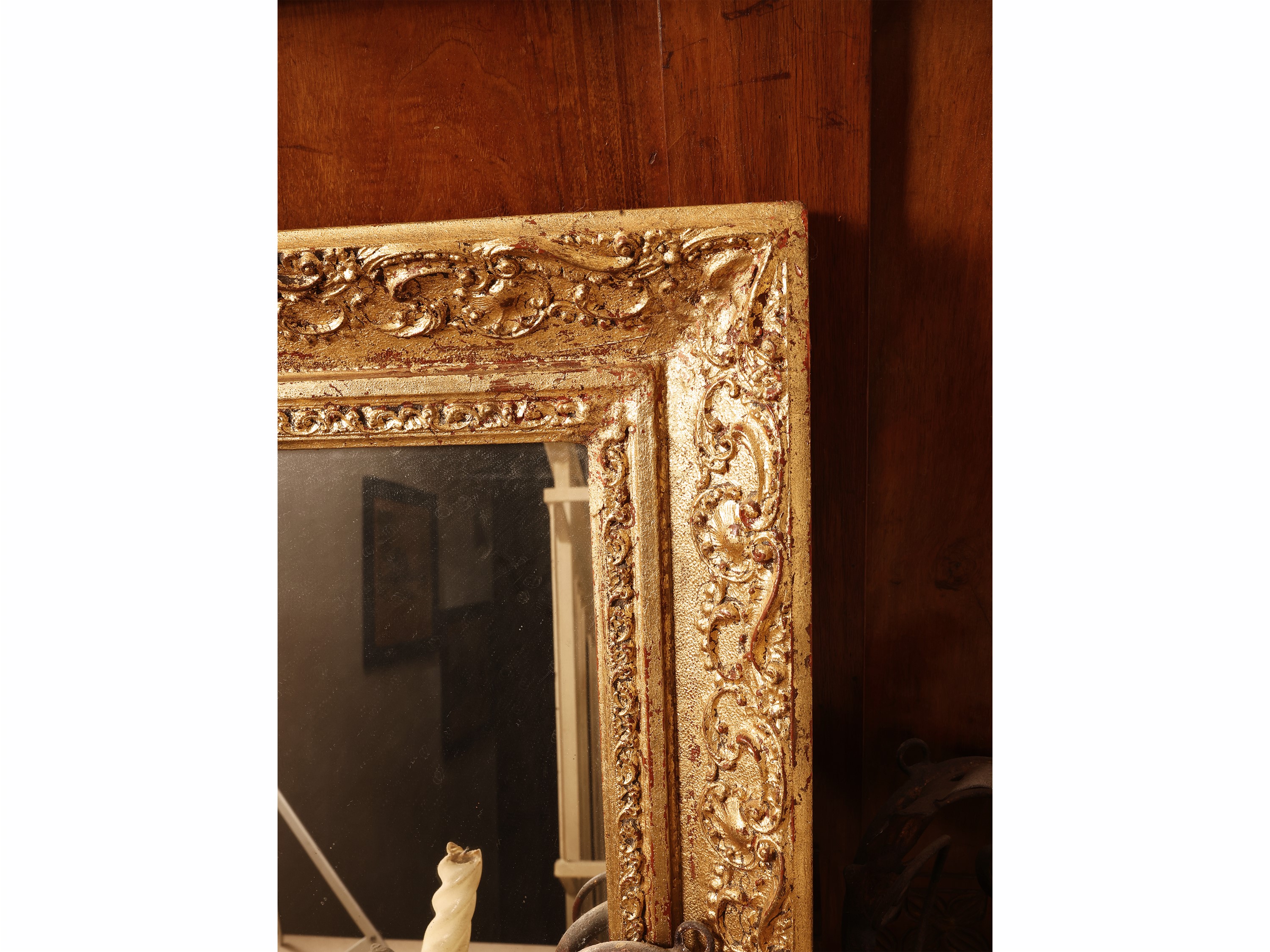 Complementi d’arredo, specchio con cornice in legno dorato, portaombrelli laccato rosso e appliqu...