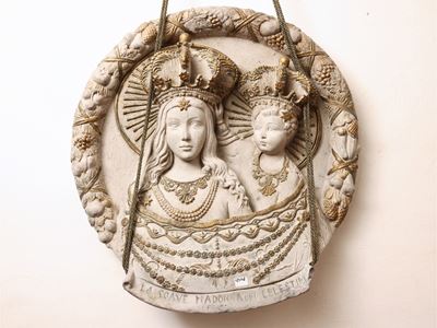 Tondo a bassorilievo in gesso patinato con Madonna e Bambino, lumeggiature dorate