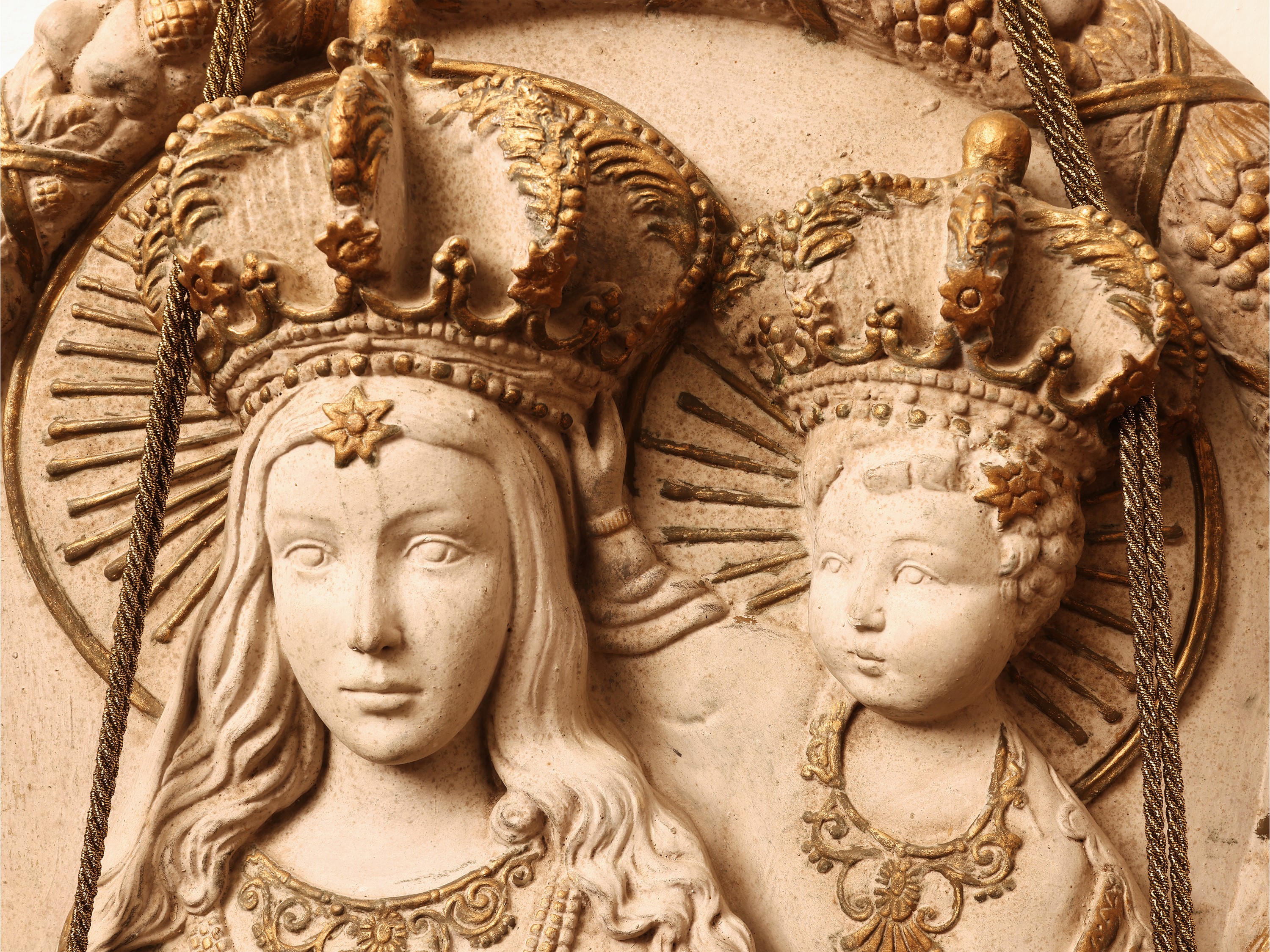 Tondo a bassorilievo, gesso patinato raffigurante Madonna con Bambino
