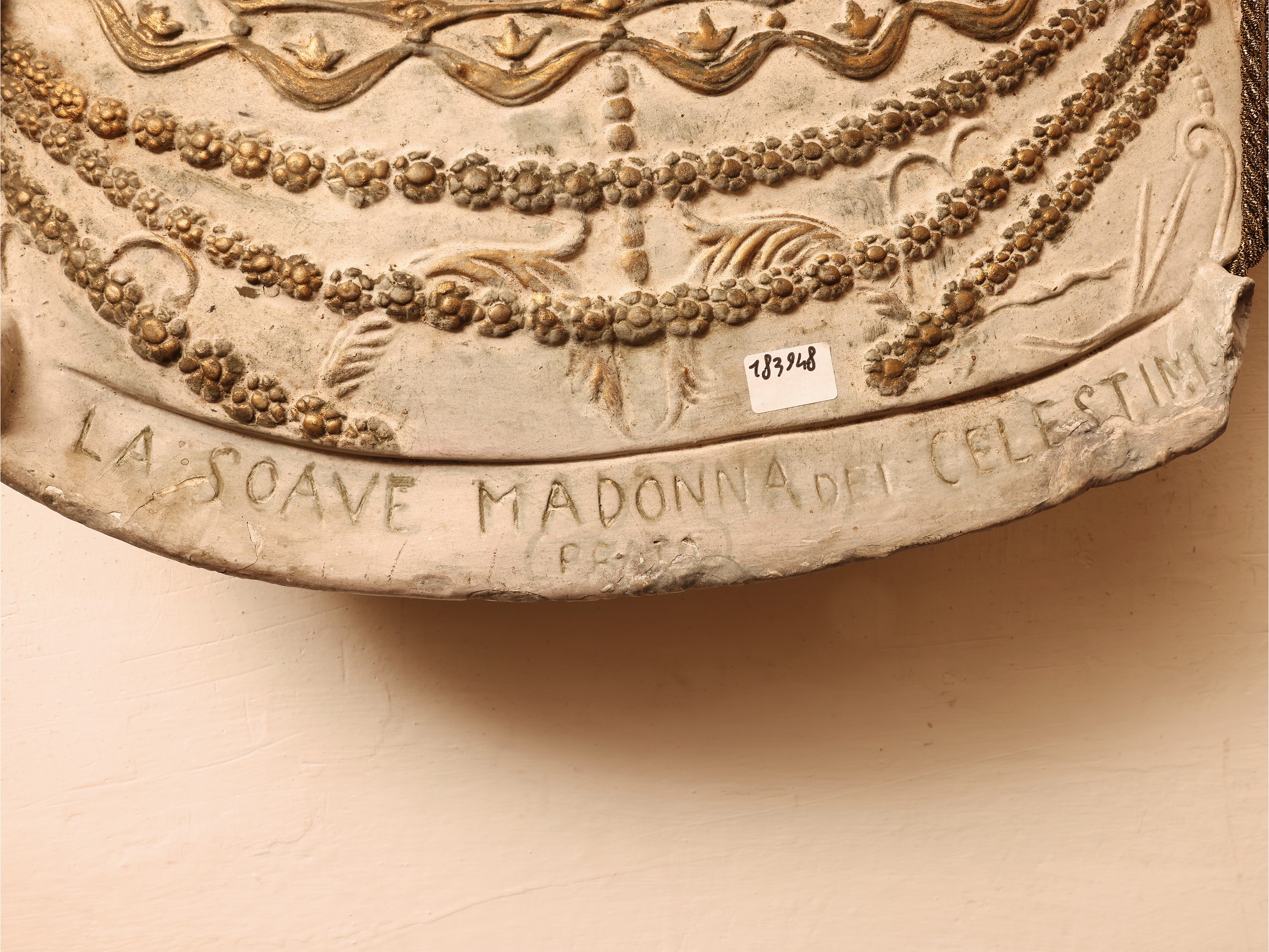 Tondo a bassorilievo, gesso patinato raffigurante Madonna con Bambino