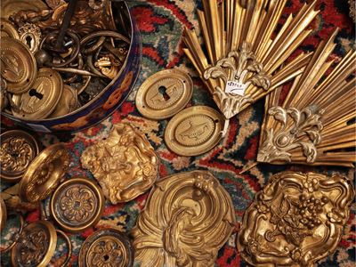 Grande assortimento di fregi e maniglie, bronzo e metallo dorato