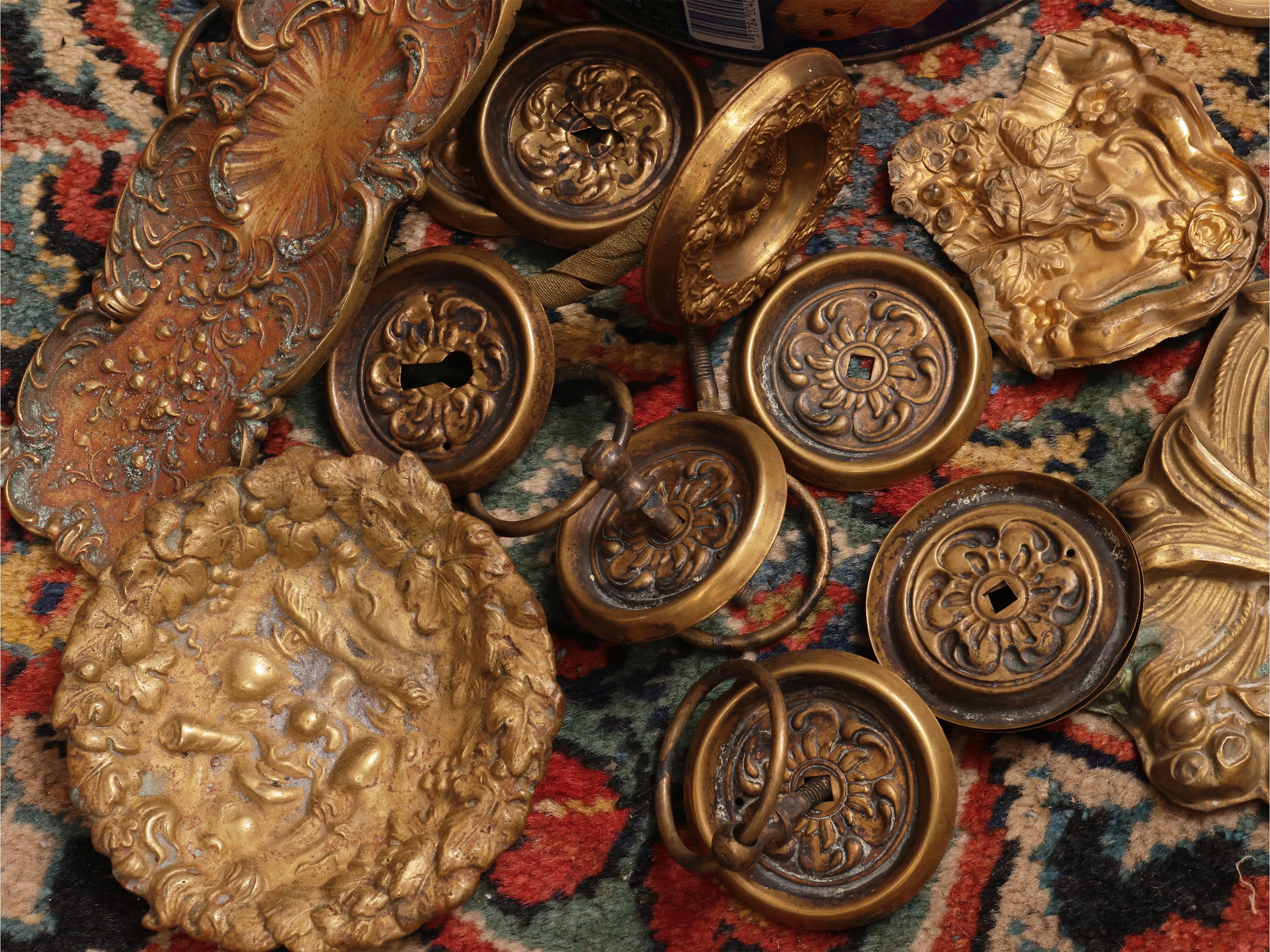 Grande assortimento di fregi e maniglie, bronzo e metallo dorato