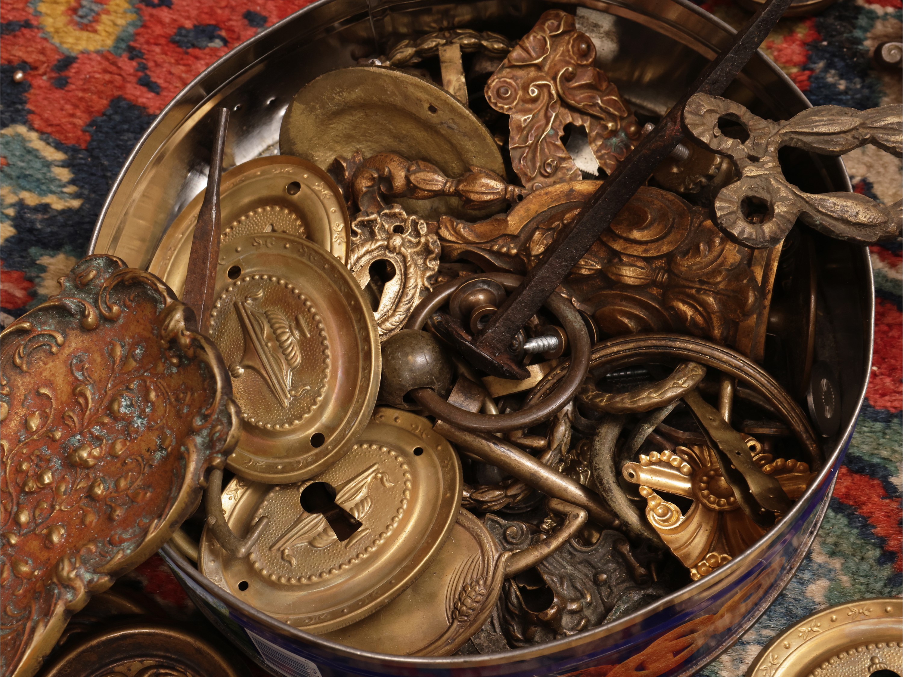 Grande assortimento di fregi e maniglie, bronzo e metallo dorato