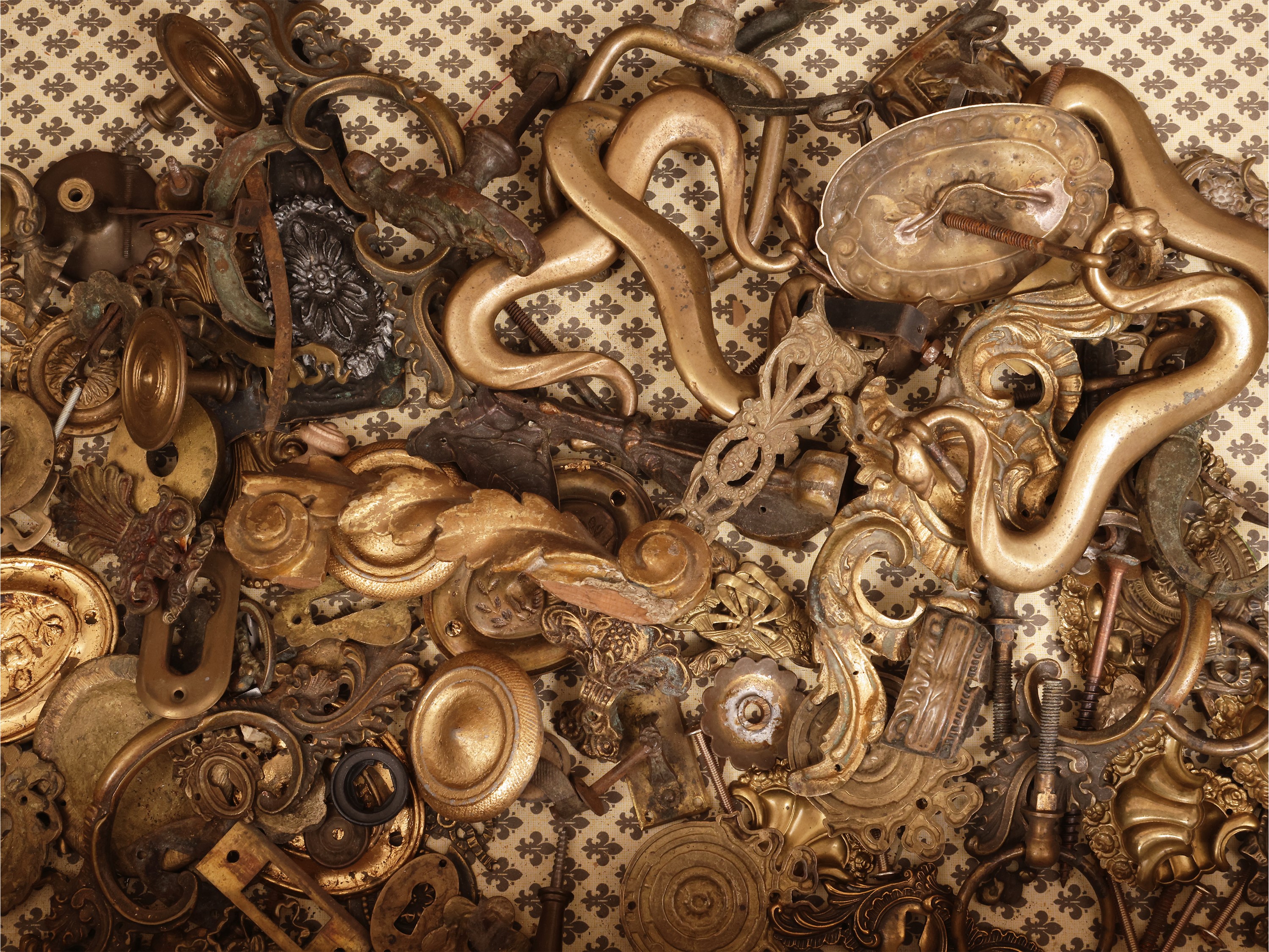 Grande assortimento di fregi e maniglie, bronzo e metallo dorato