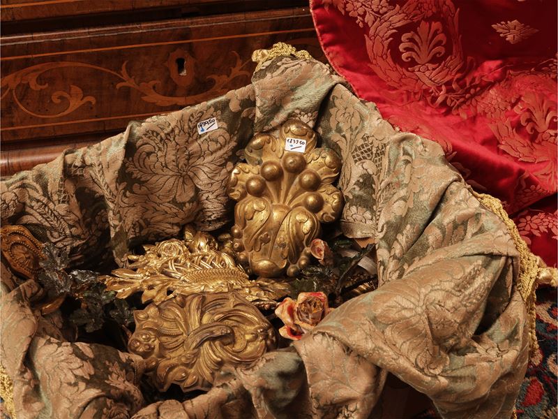 Assortimento di fregi e maniglie, bronzo e metallo dorato