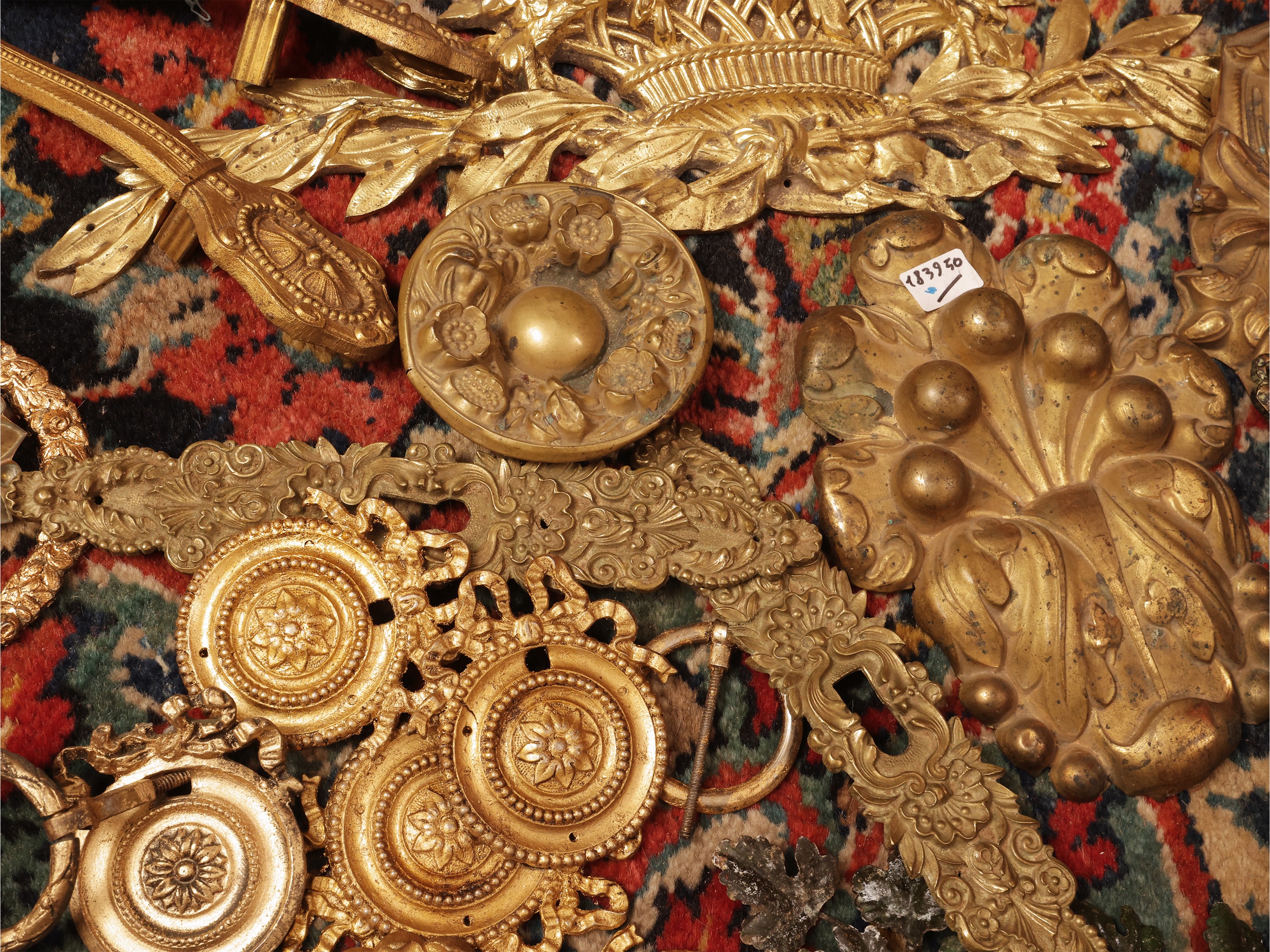 Assortimento di fregi e maniglie, bronzo e metallo dorato