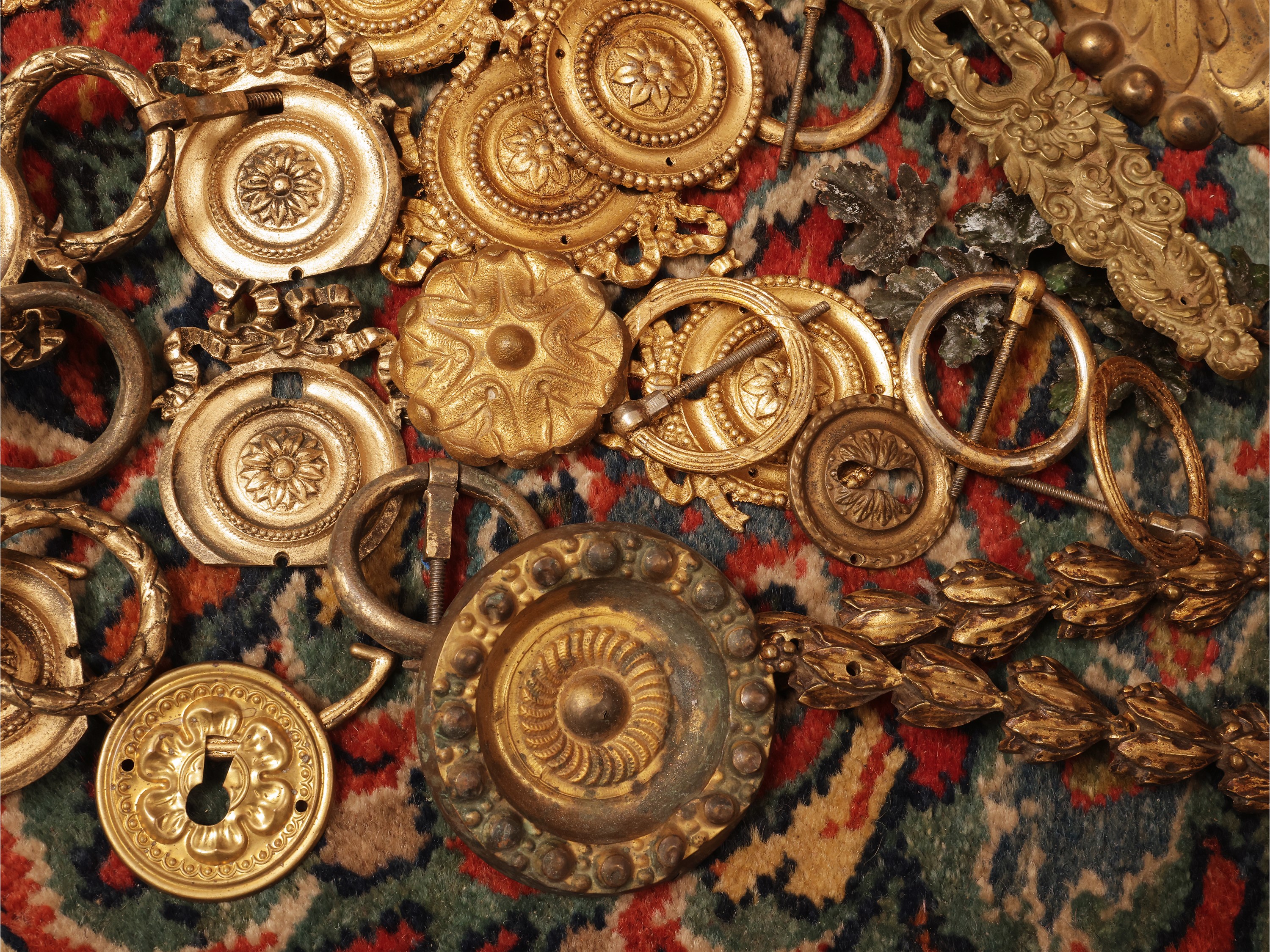 Assortimento di fregi e maniglie, bronzo e metallo dorato