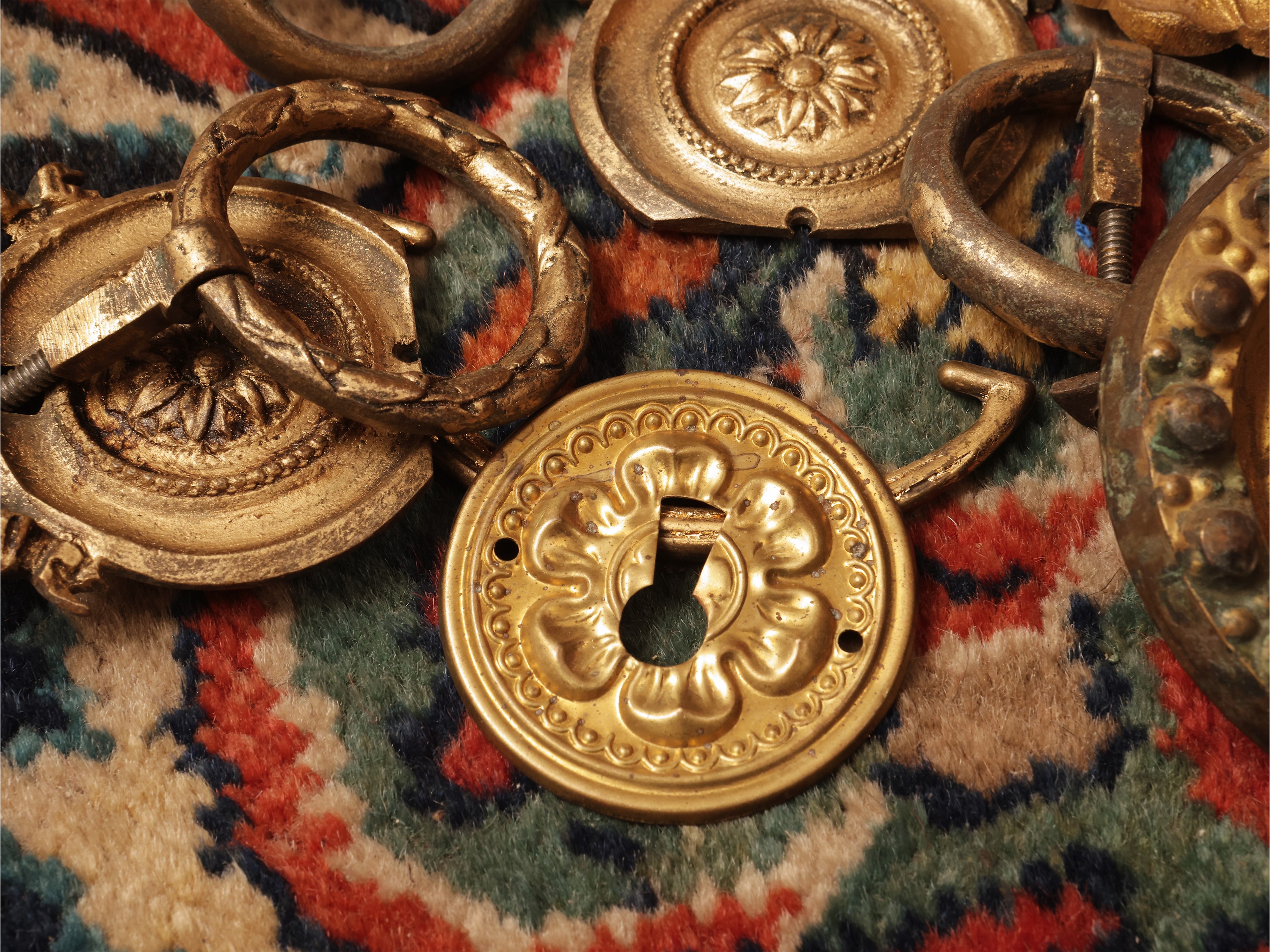 Assortimento di fregi e maniglie, bronzo e metallo dorato
