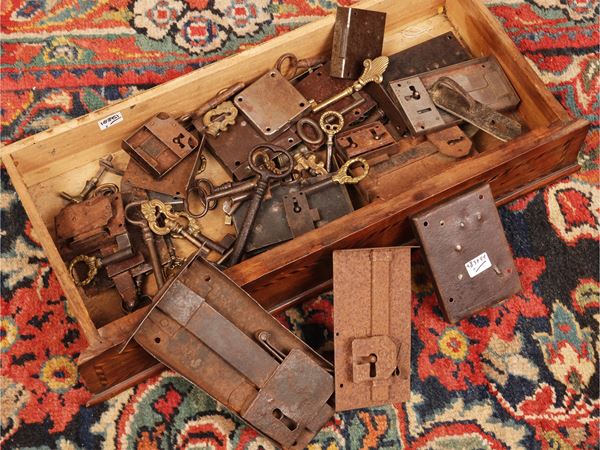 Raccolta di chiavi e serrature d'epoca