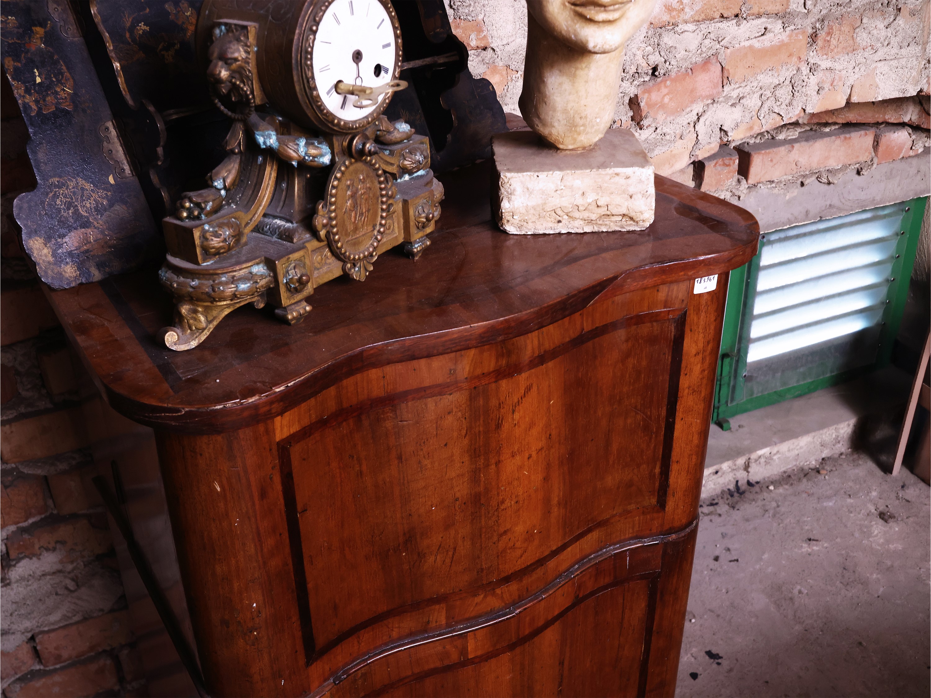 Comodino impiallacciato in ciliegio, intarsi e piano a ribalta (prima metà del XVIII secolo)