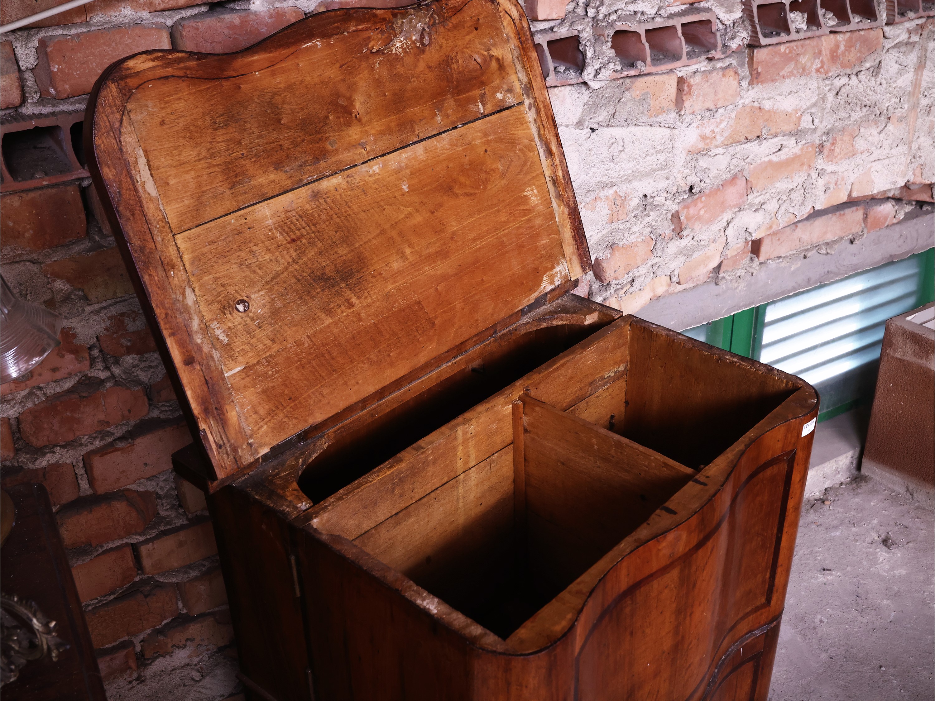 Comodino impiallacciato in ciliegio, intarsi e piano a ribalta (prima metà del XVIII secolo)