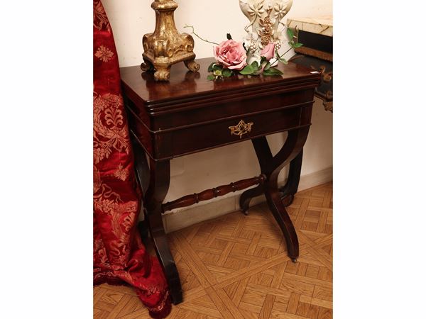 Game table veneered in mahogany feather