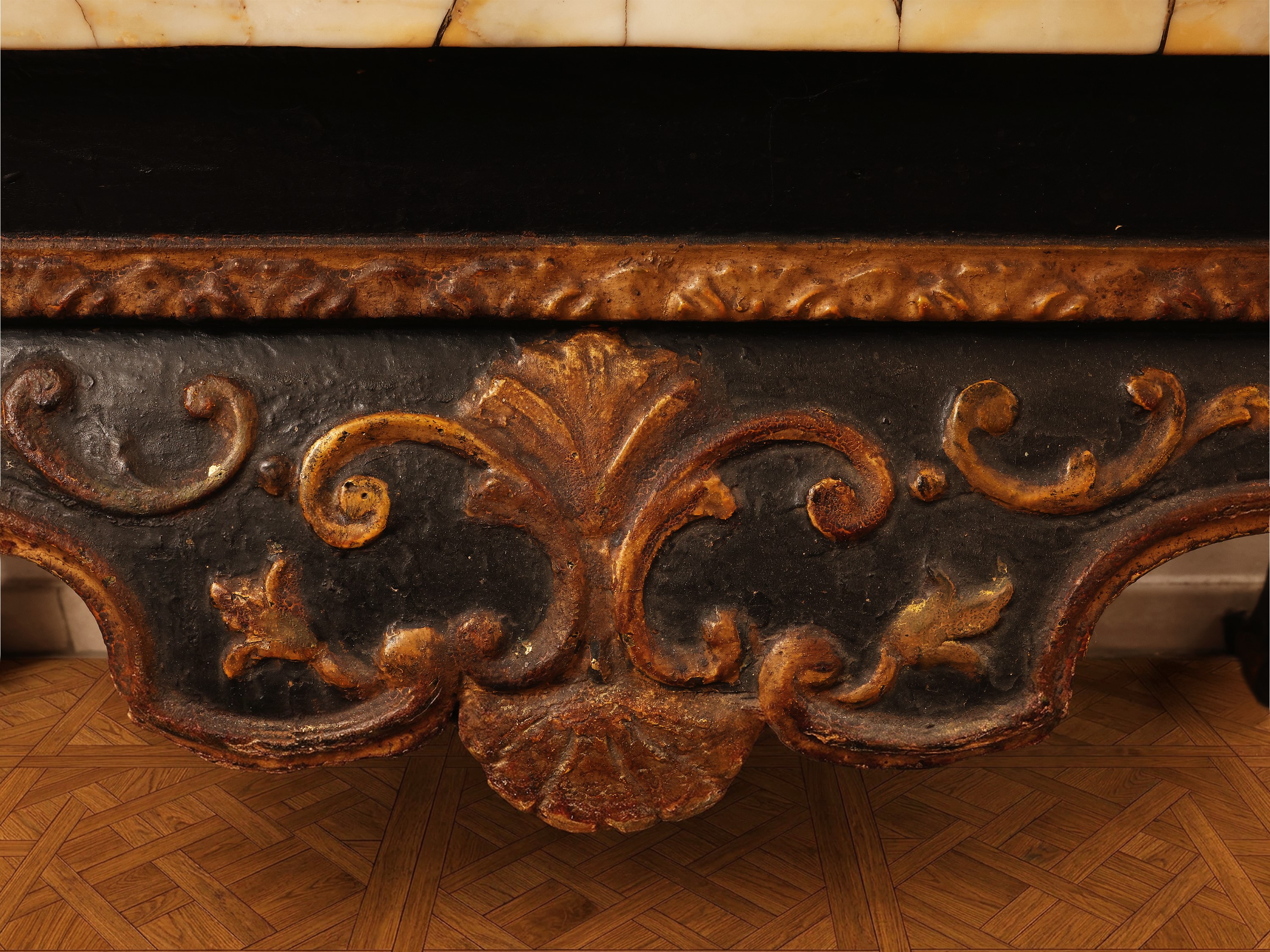 Consolle in legno laccato e dorato, piano in marmo giallo di Siena, XIX secolo