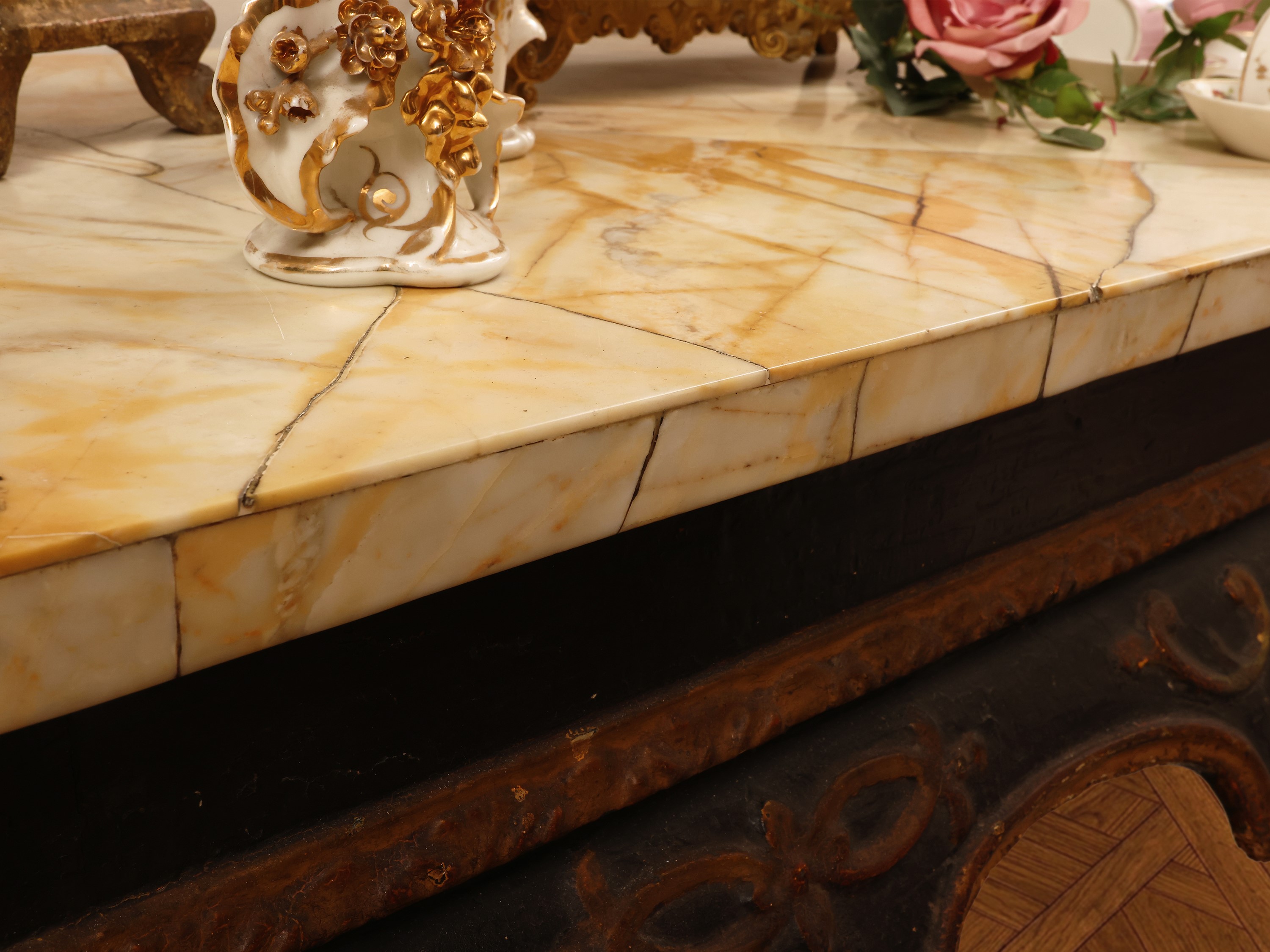 Consolle in legno laccato e dorato, piano in marmo giallo di Siena, XIX secolo