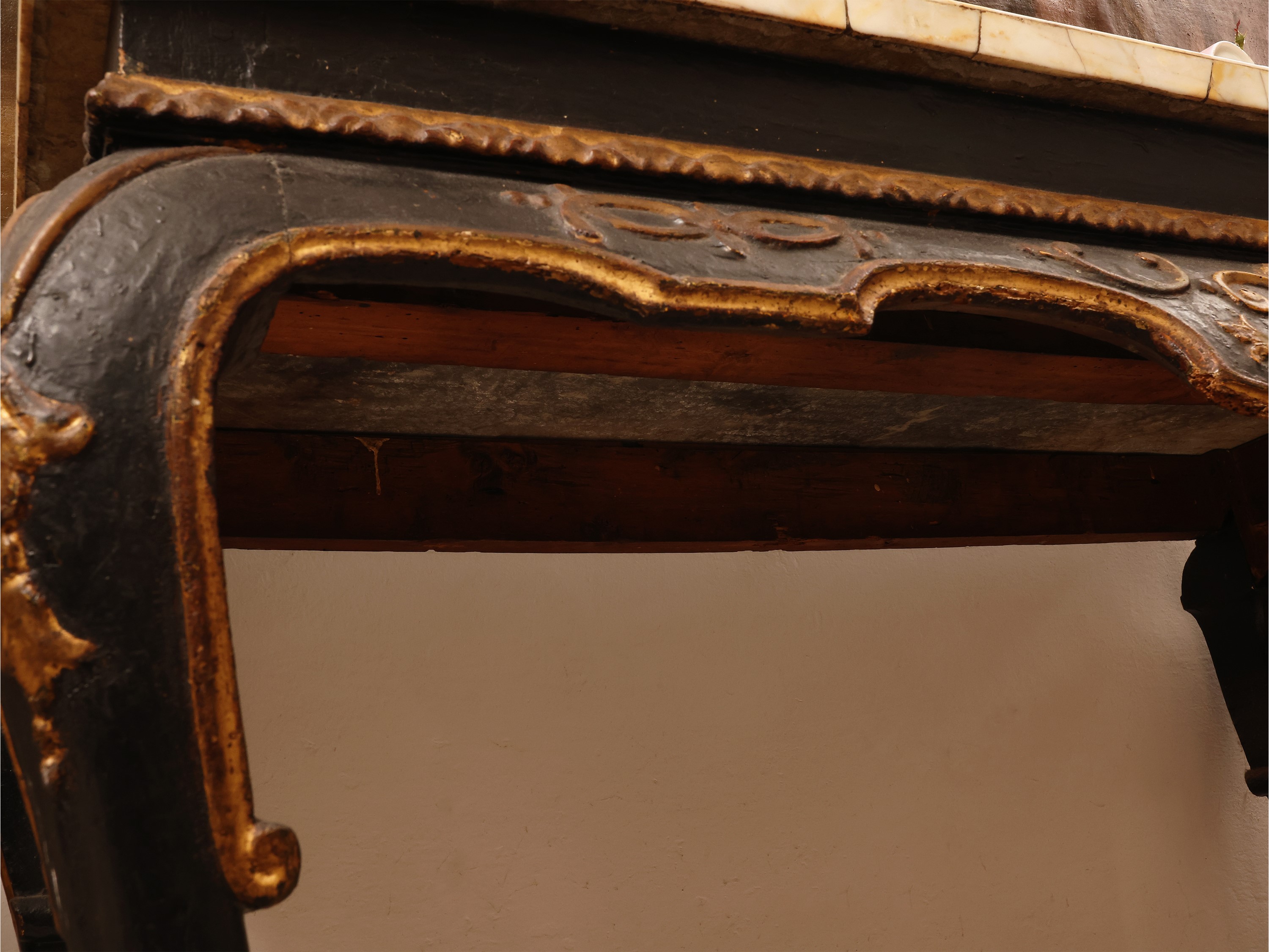 Consolle in legno laccato e dorato, piano in marmo giallo di Siena, XIX secolo