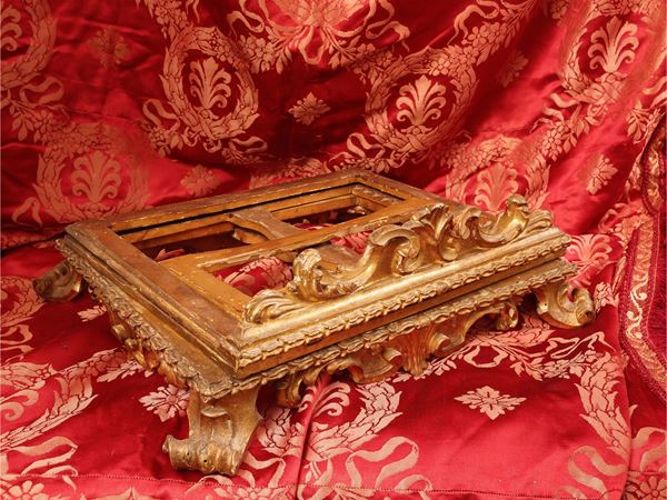 Table lectern in carved and gilded wood
