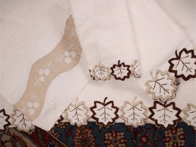Emilia Bellini, Set di asciugamani in spugna con bordo ricamato e decori floreali