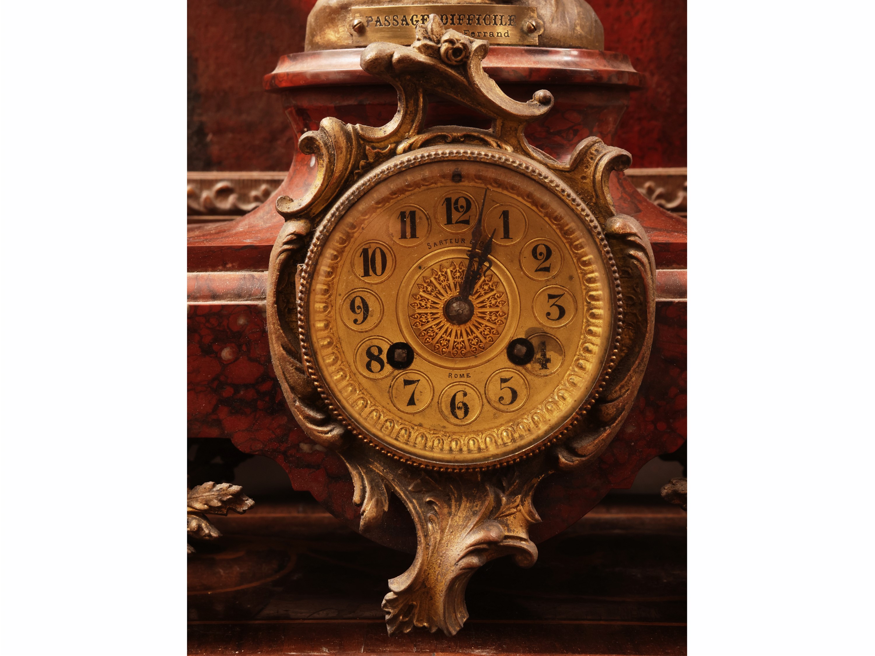 Ernest Justin Ferrand, Orologio da tavolo in antimonio dorato con scultura “Passage Difficile” e ...
