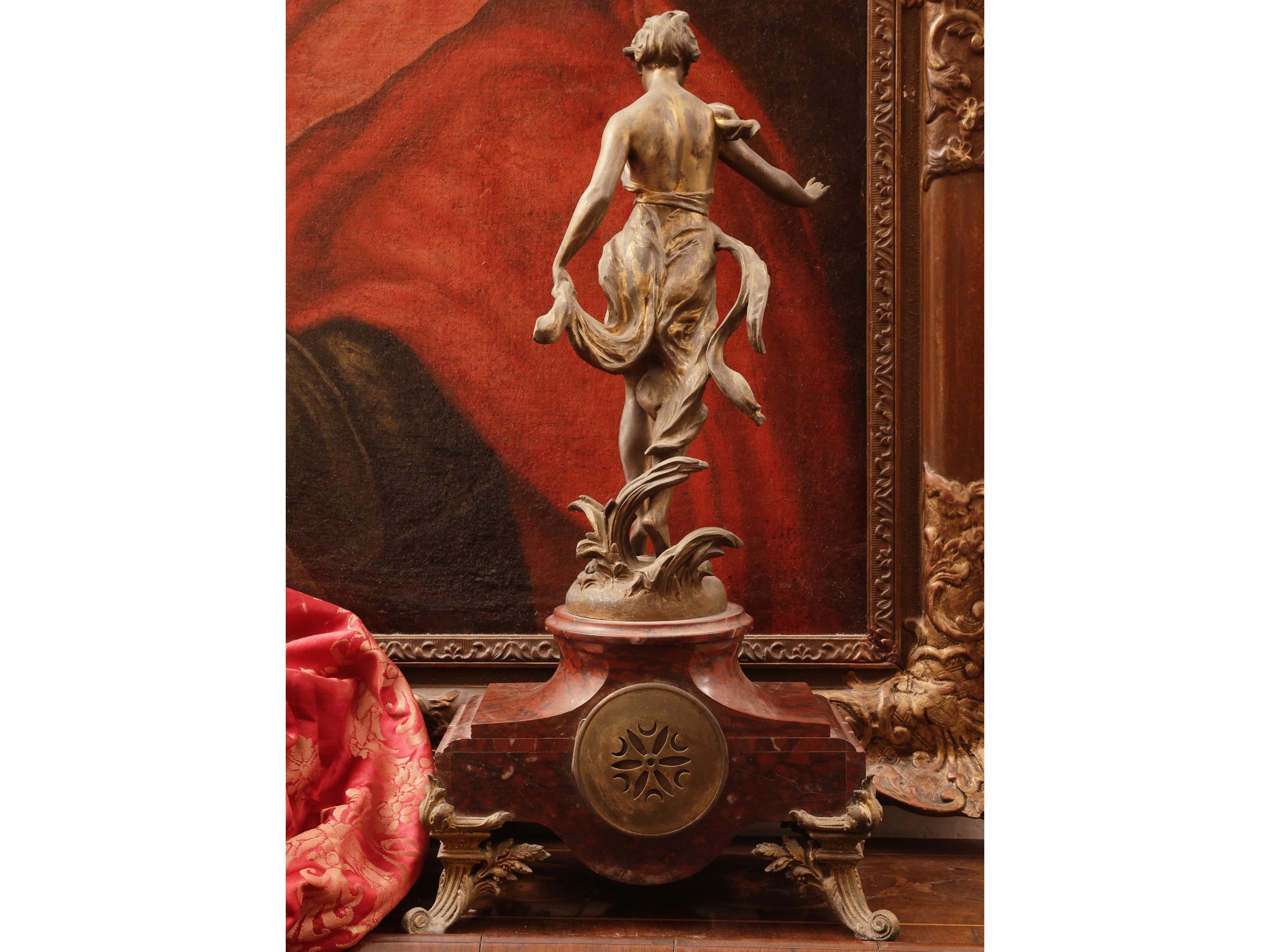 Ernest Justin Ferrand, Orologio da tavolo in antimonio dorato con scultura “Passage Difficile” e ...