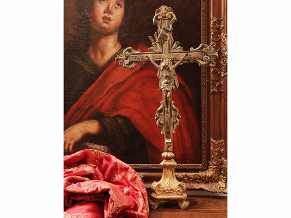 Croce astile in legno intagliato, dorato e argentato