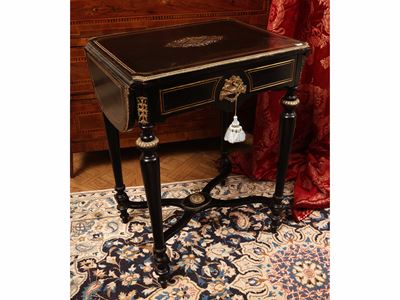 Tavolino-toilette in legno ebanizzato con piano ad alzarsi, intarsi e filettature lumeggiate (sec...