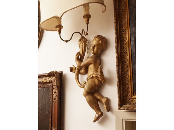 Coppia di angeli portacero in legno intagliato e dorato