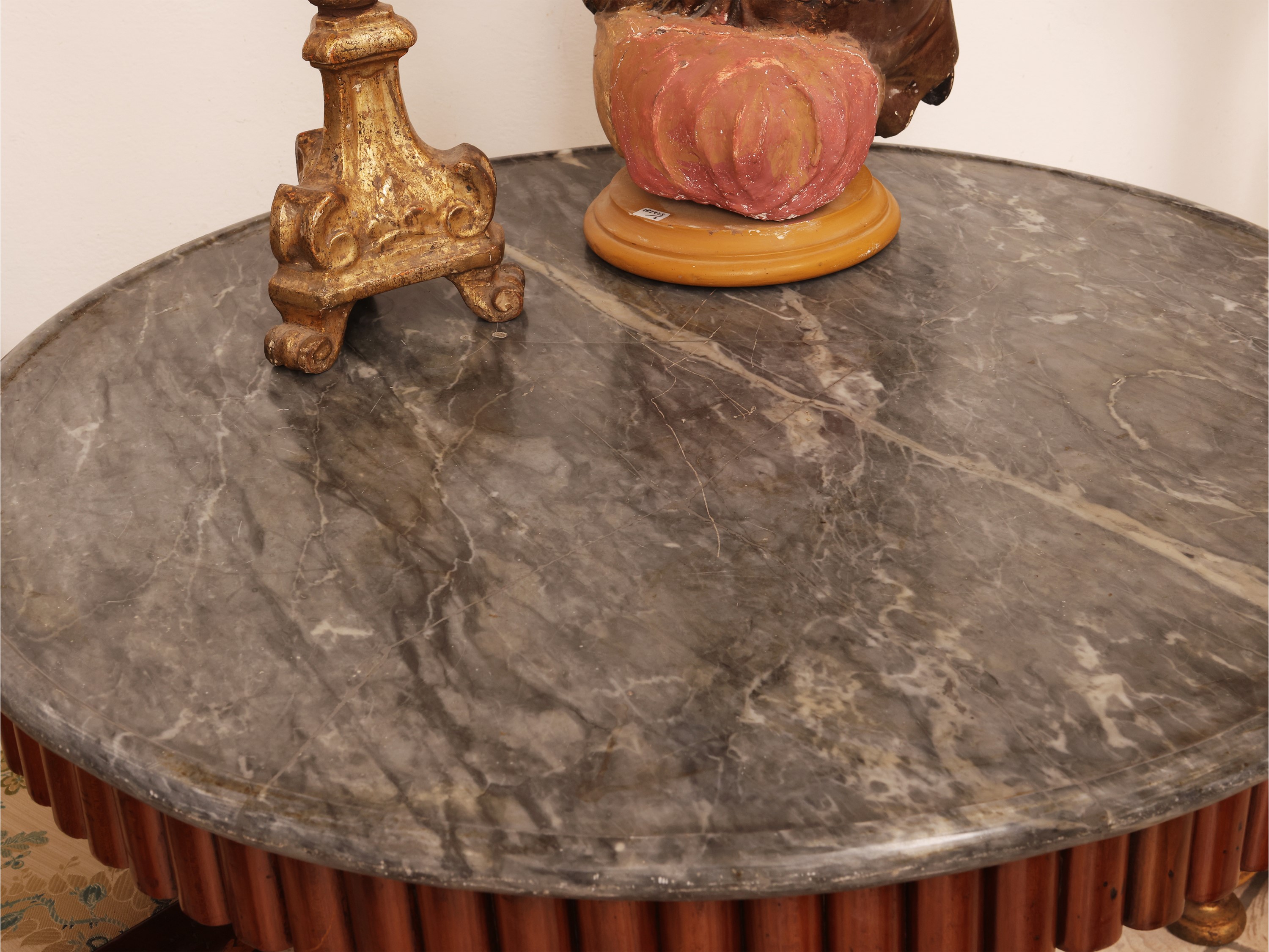 Tavolo da centro in ciliegio, piano in marmo grigio su tripode (prima metà XIX secolo)