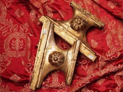 Coppia di fregi, legno intagliato e dorato, a clessidra con rosoni floreali (XIX secolo)