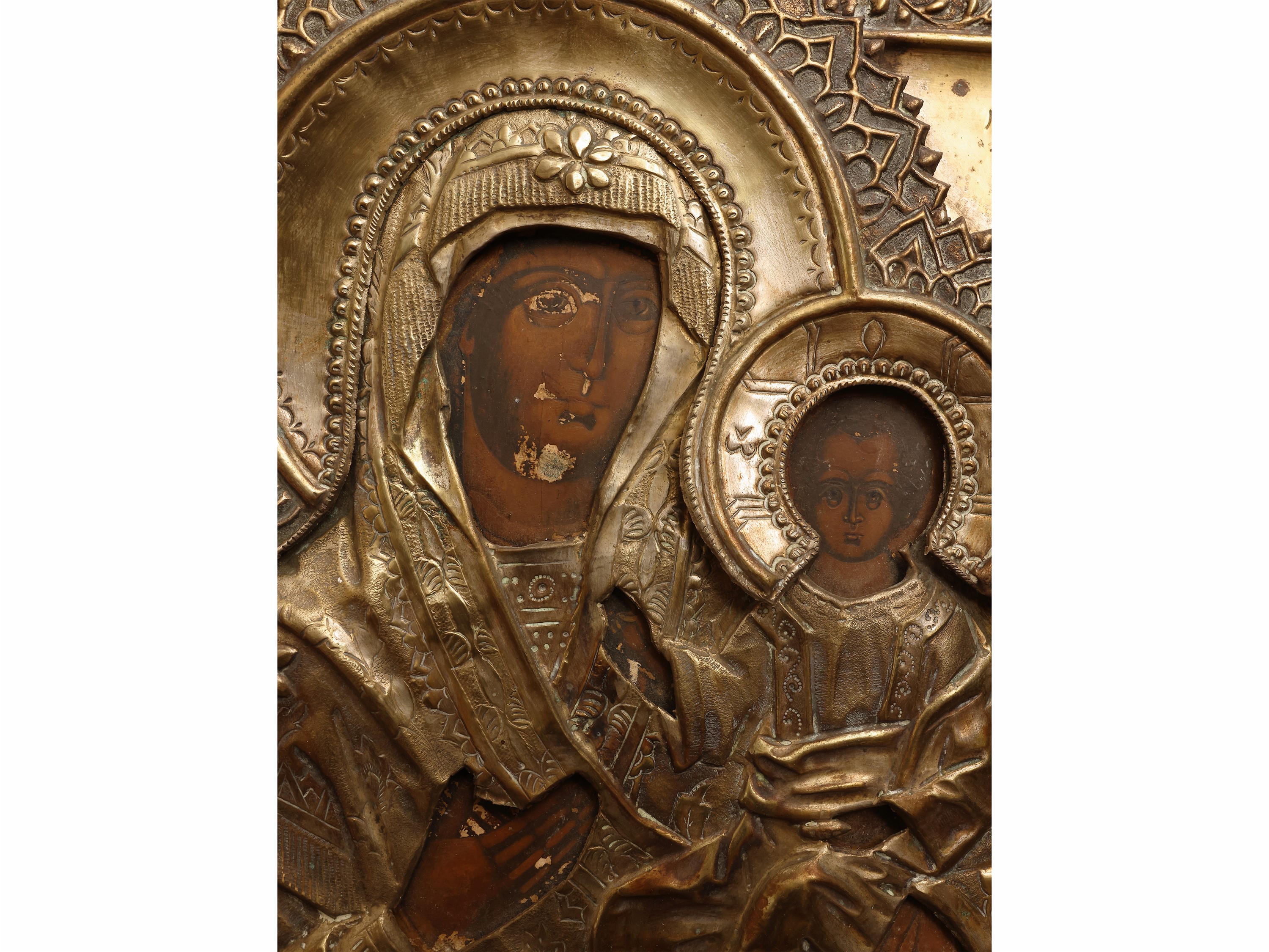 Icona raffigurante Madonna con Bambino, tempera su tavola con rilievi in metallo dorato