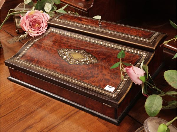 Travel desk in thuja briar